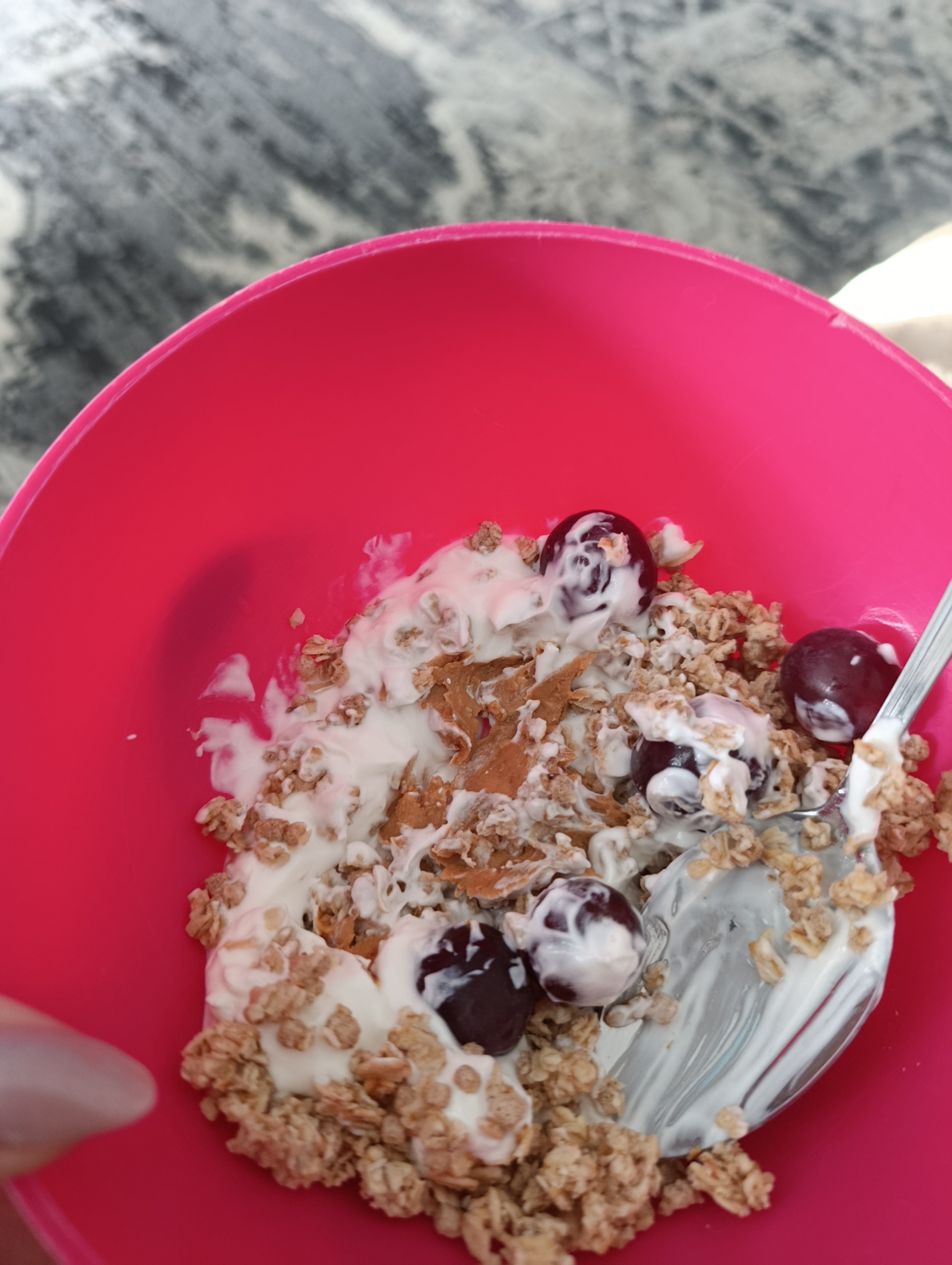 Granola con yogur y uvas