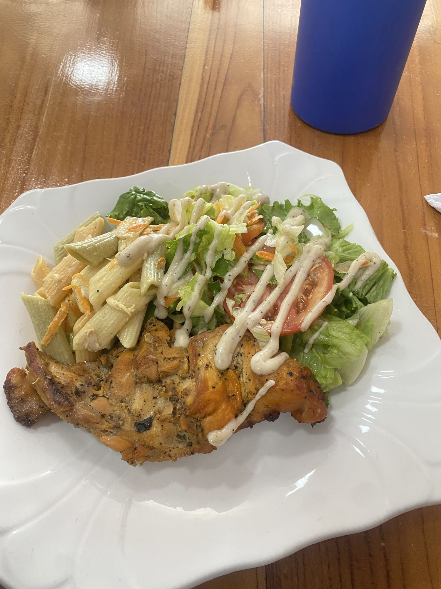 Pollo con ensalada y pasta