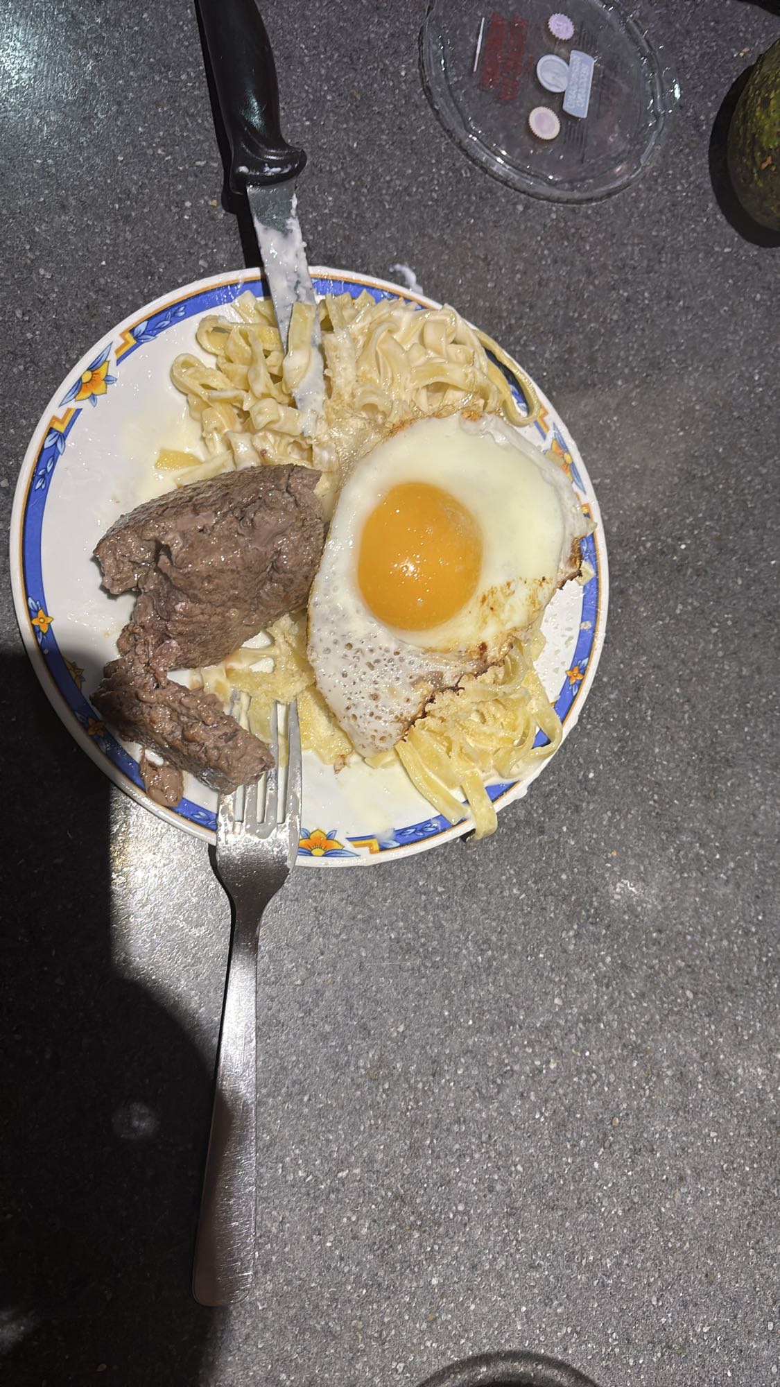 Pâtes, steak et œuf