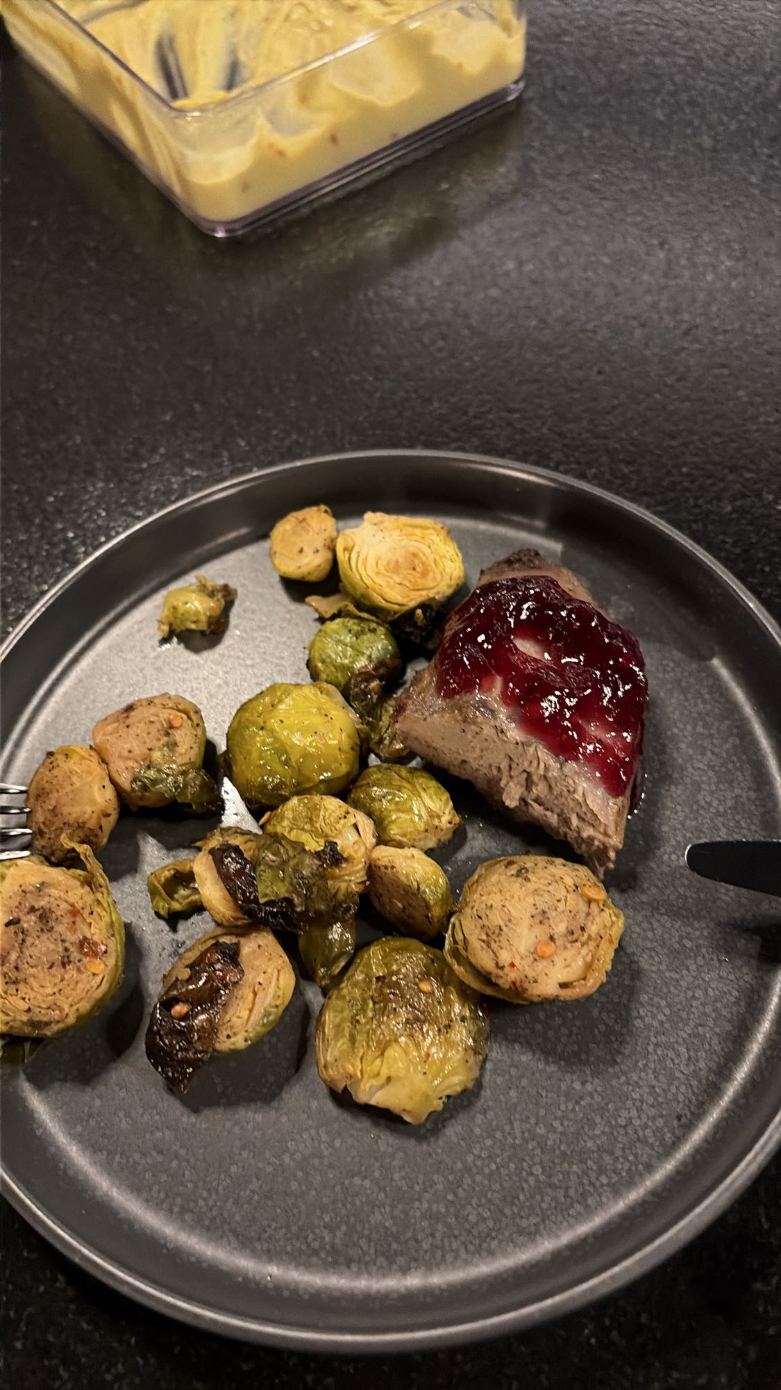 Pieczona wołowina z brukselką