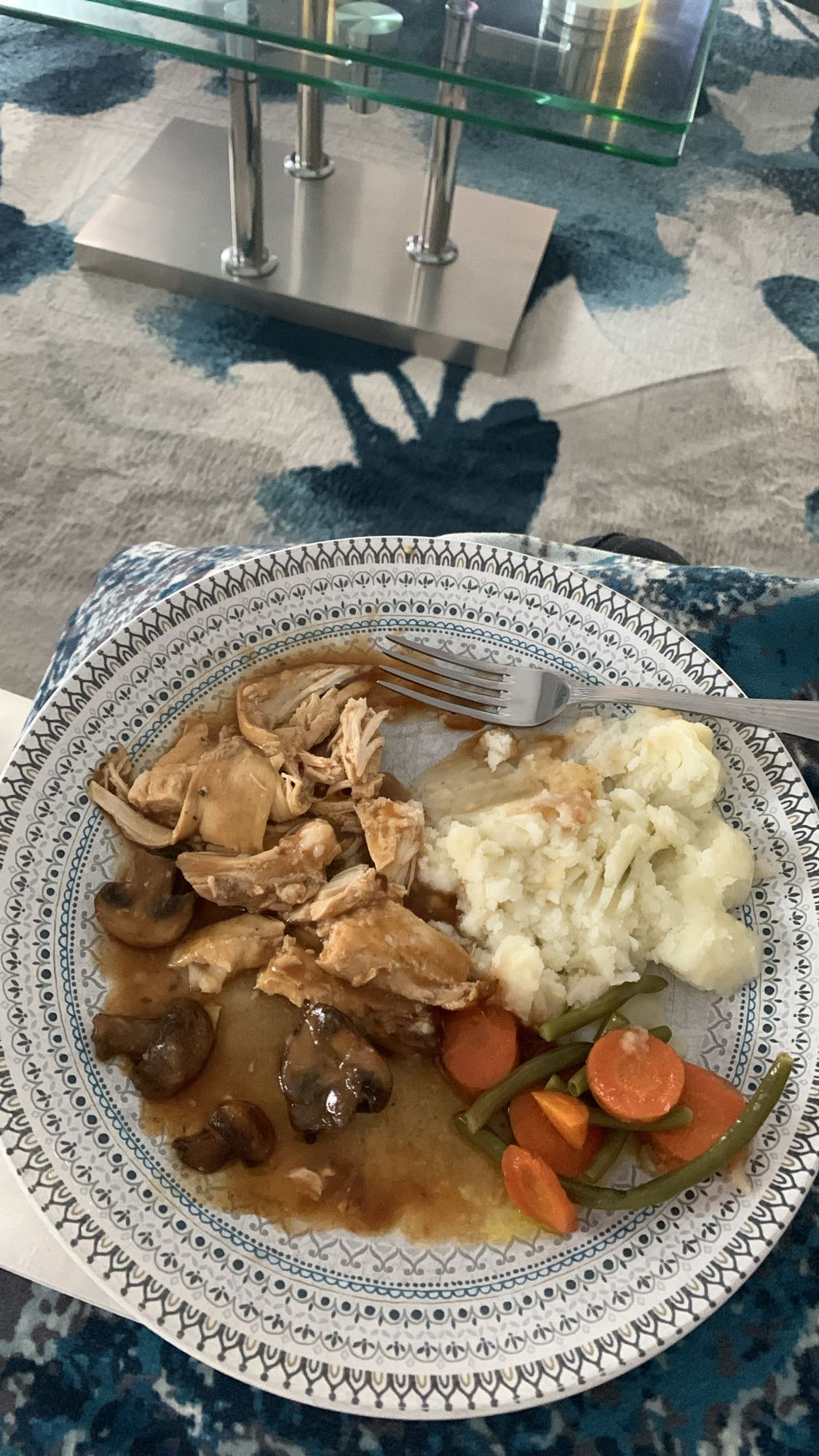 Poulet sauce, purée, légumes