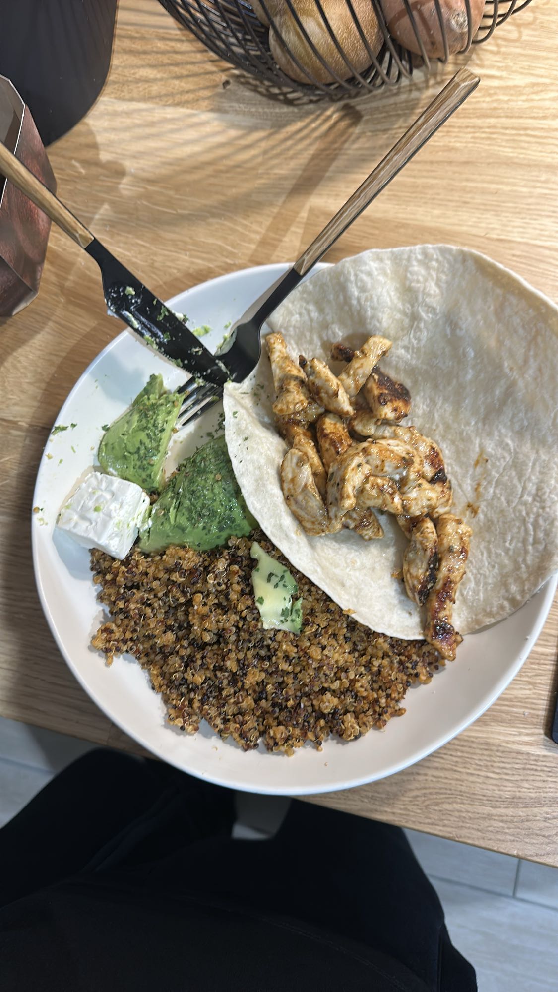 Wrap poulet quinoa avocat