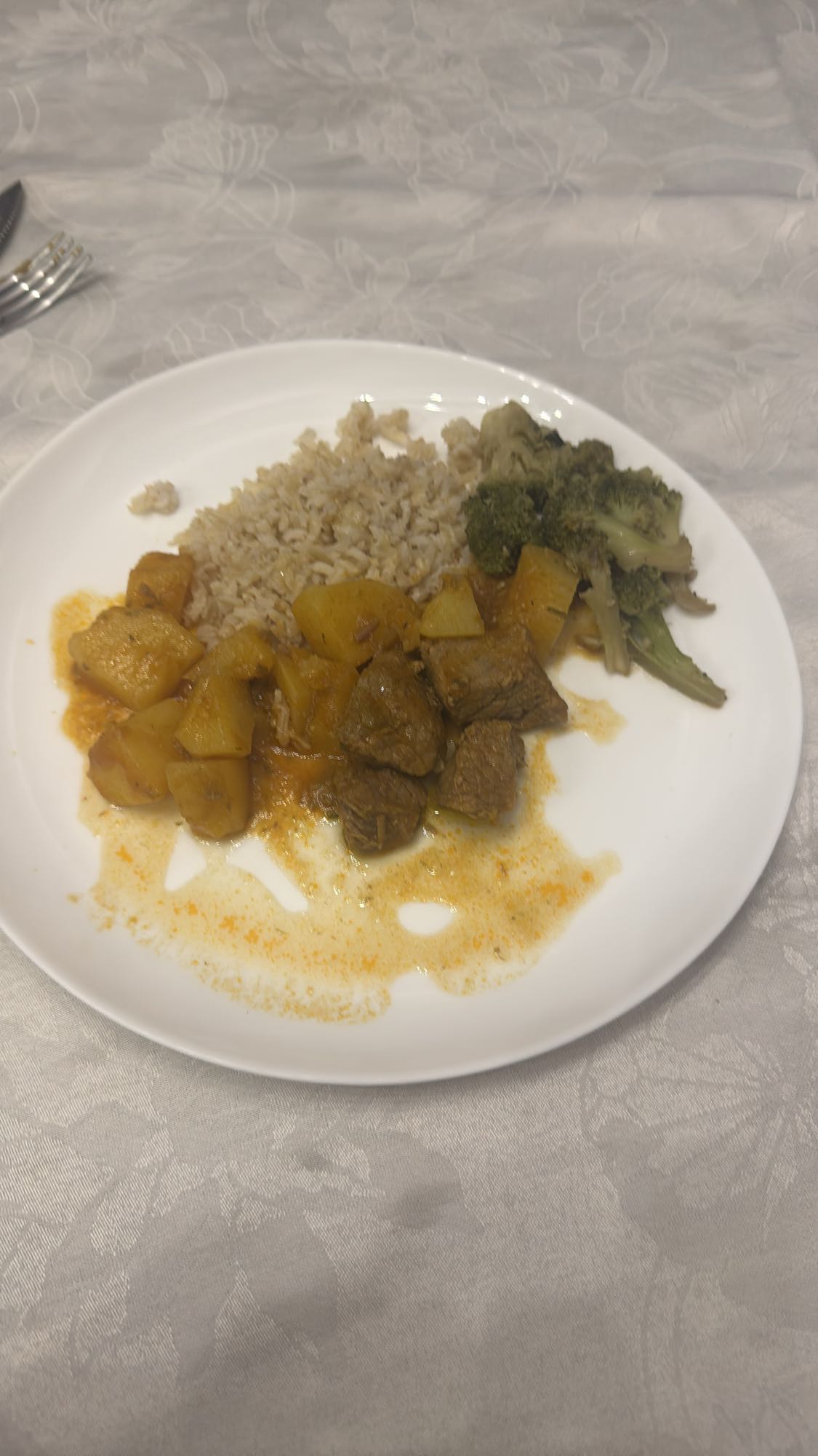 Arroz, carne, batata e brócolis