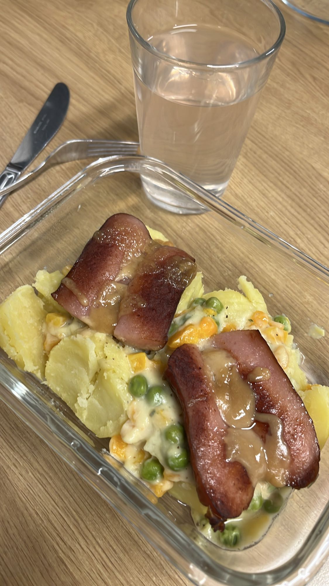 Korv med potatis och sås