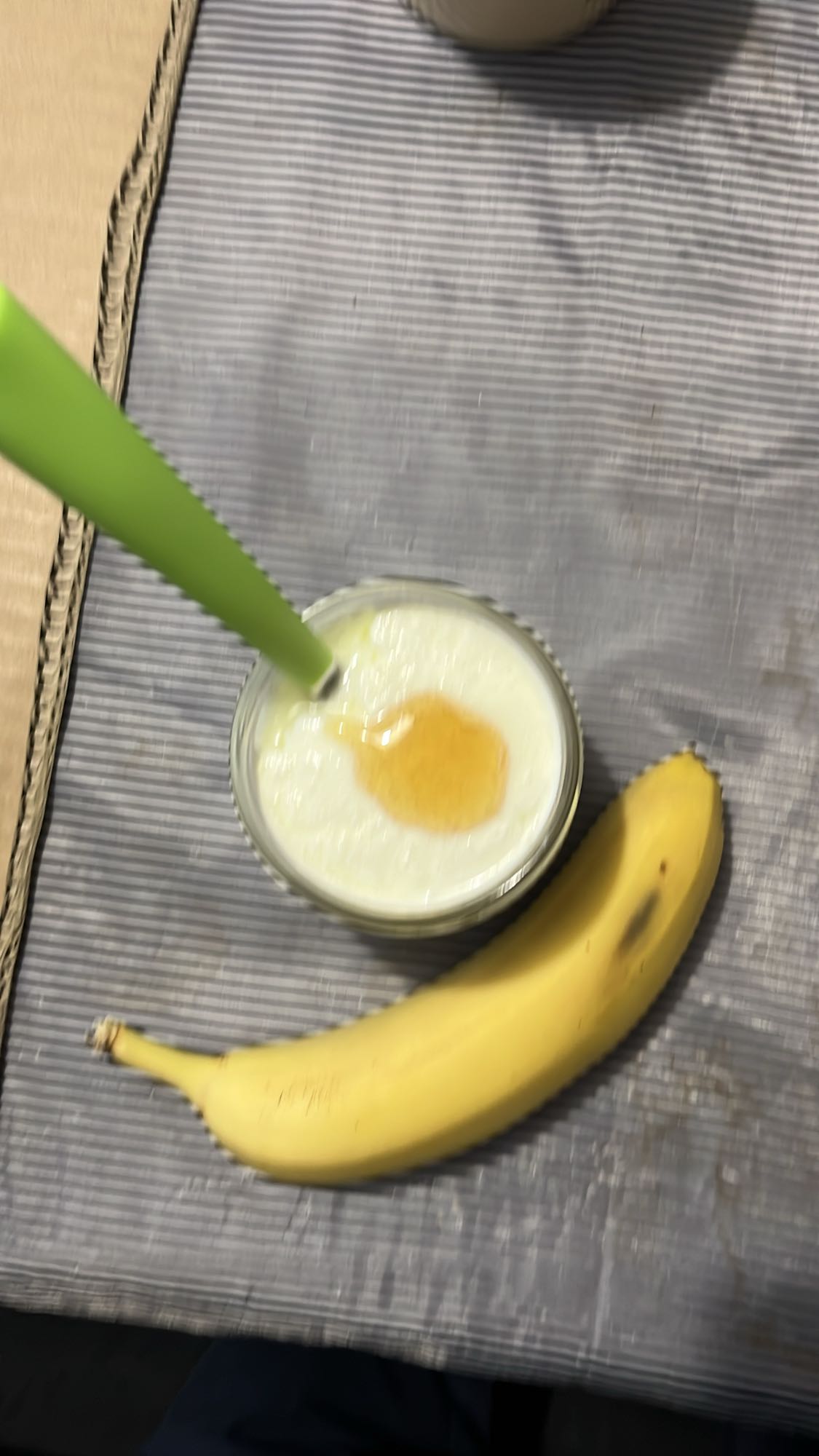 Банан с кисело мляко и мед