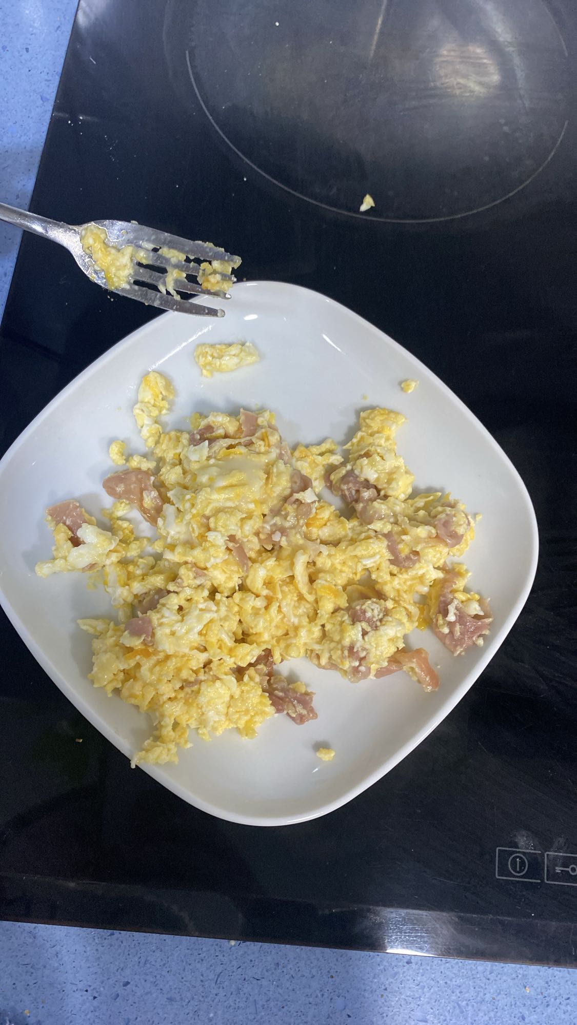 Huevos revueltos con jamón