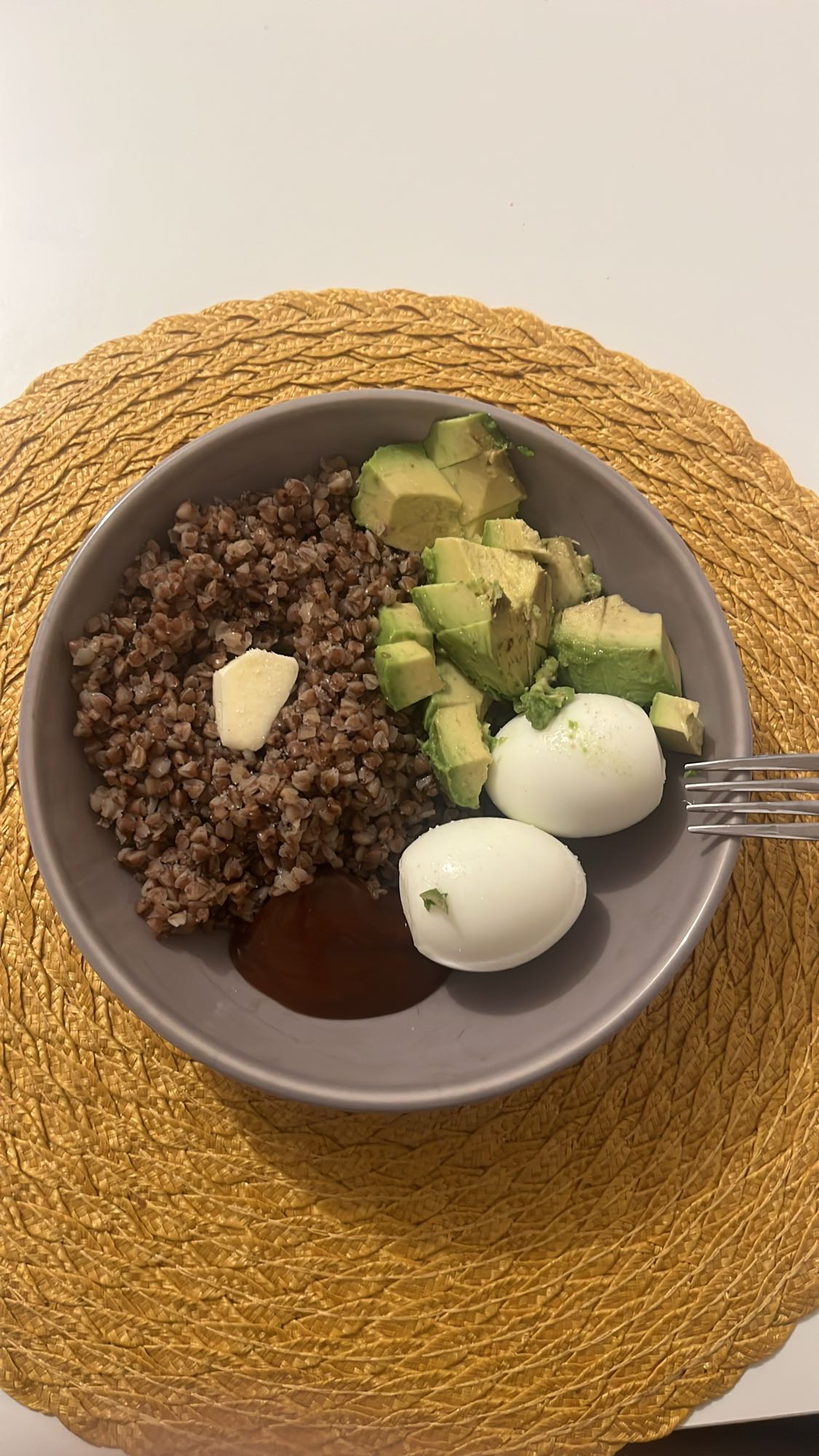 гречка з яйцем та авокадо
