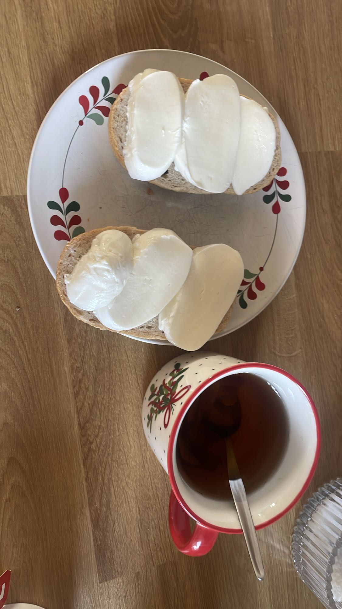 kanapki z mozzarellą i herbata