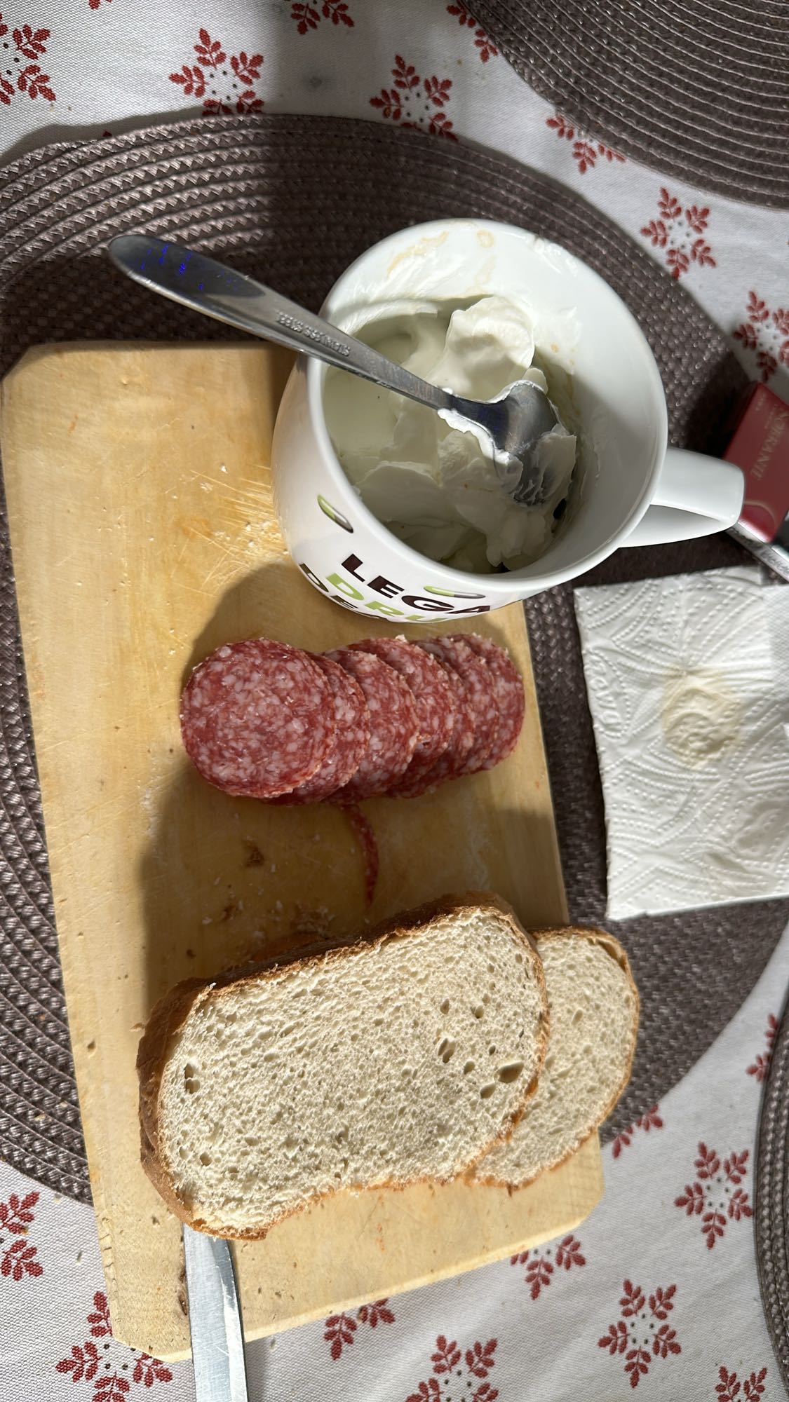 Mic dejun cu salam și pâine