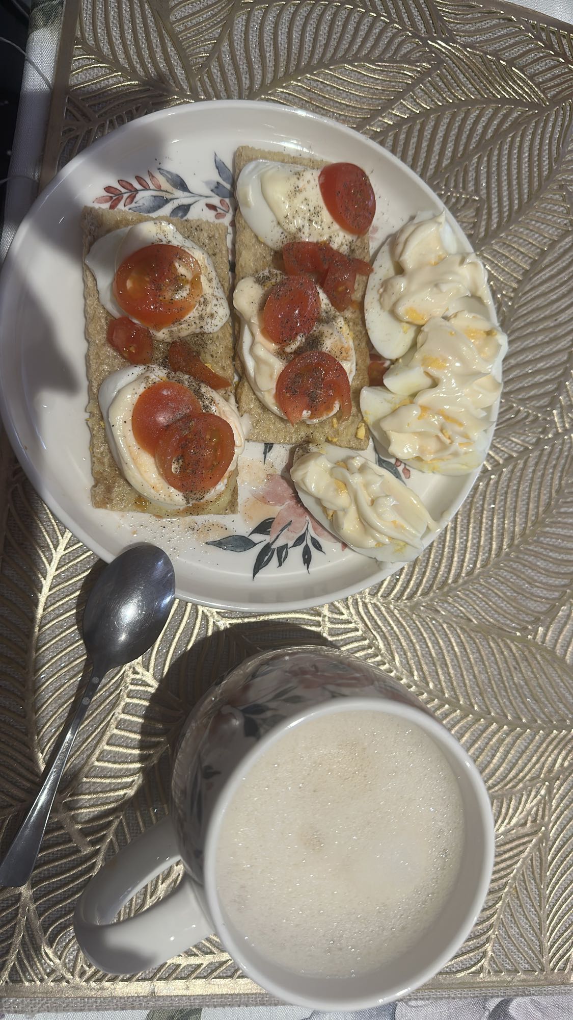 Jajka na chrupkim pieczywie