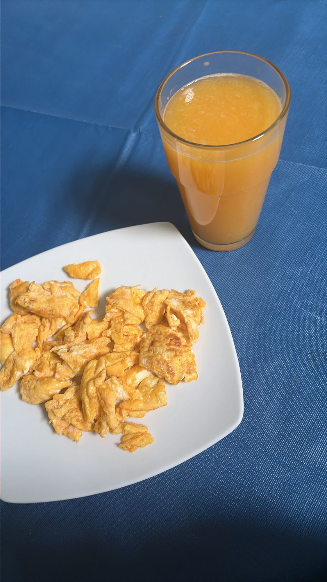 huevos revueltos y jugo