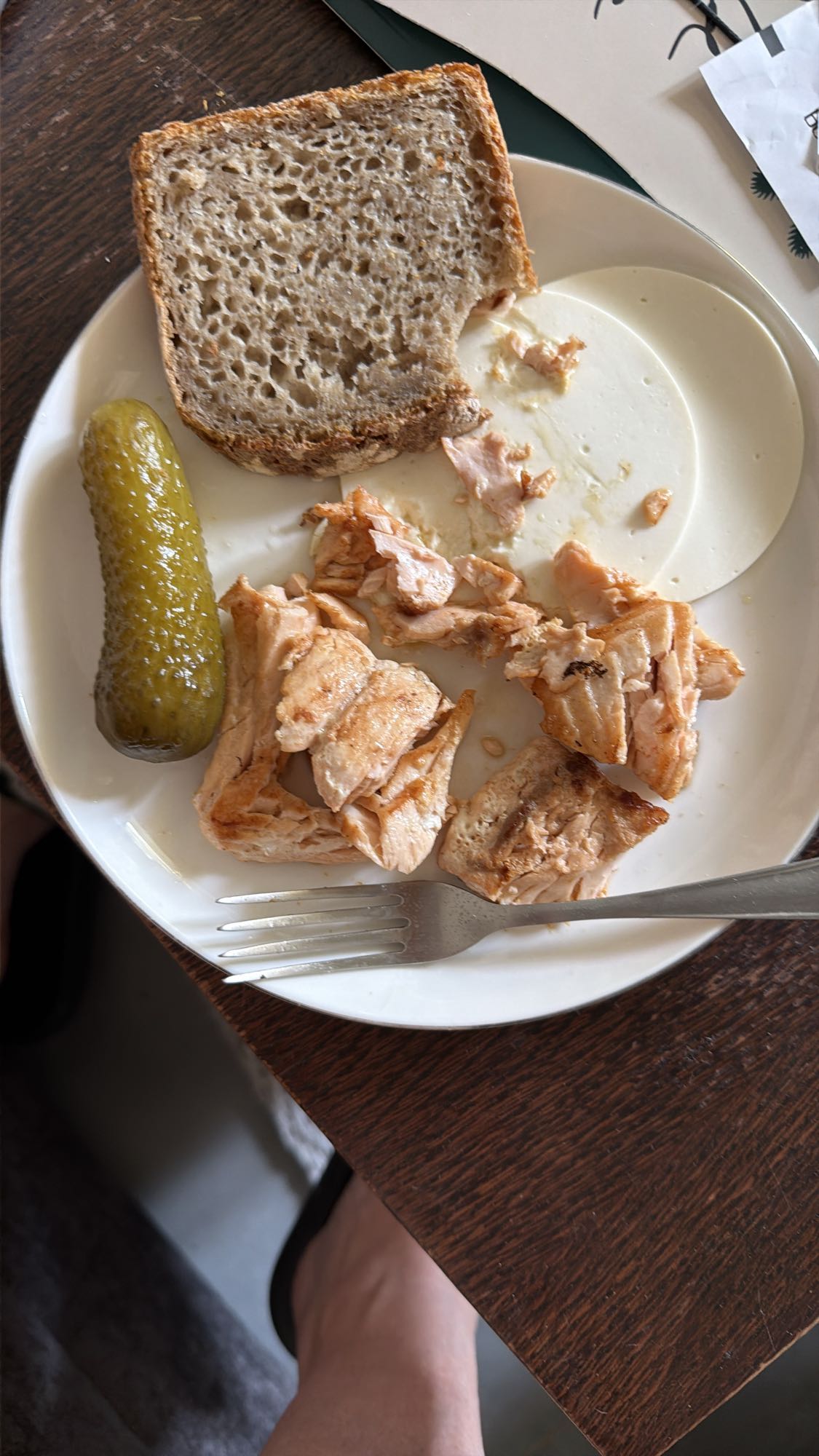 łosoś z chlebem i ogórkiem