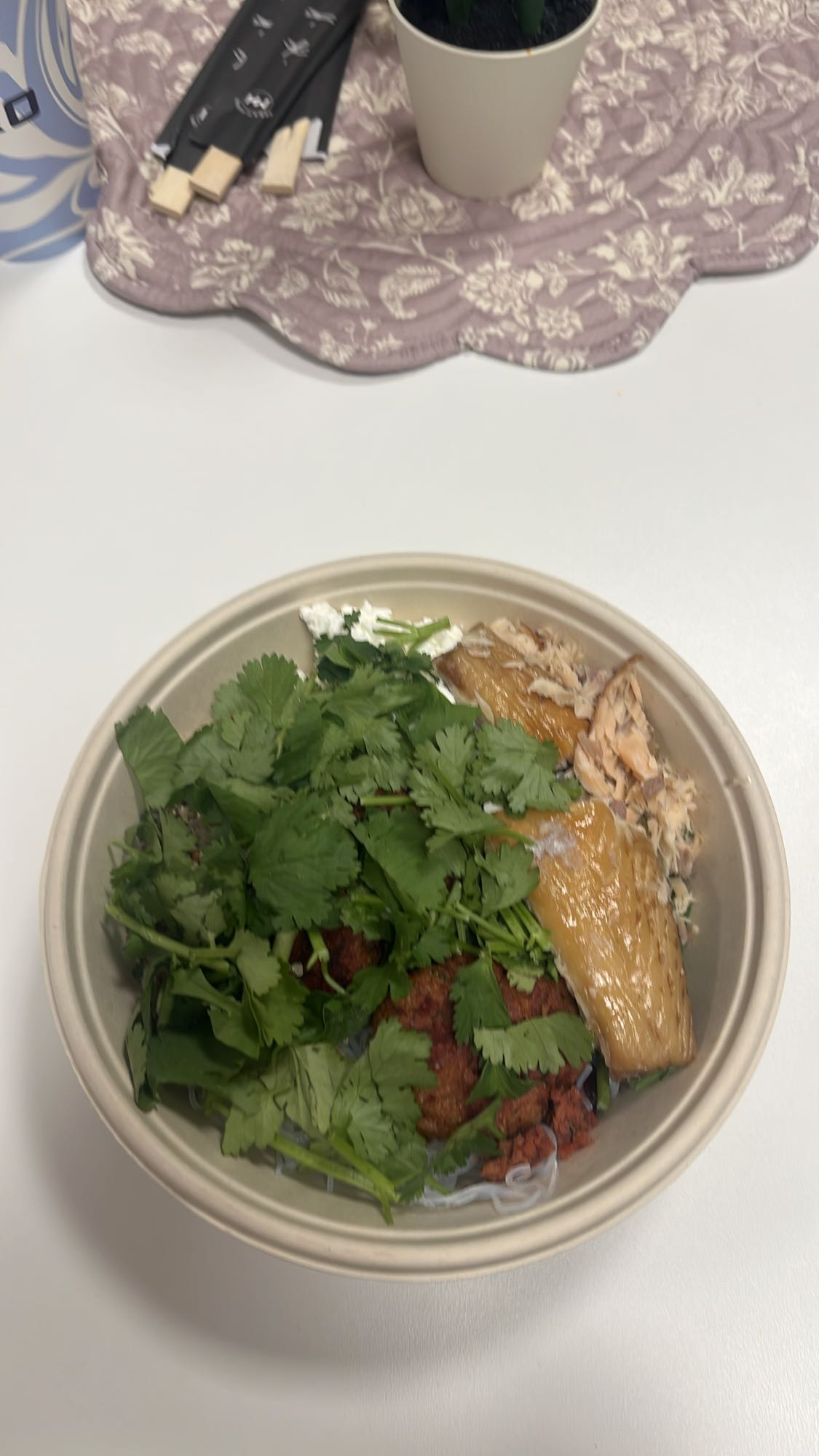 Nudelskål med lax och örter