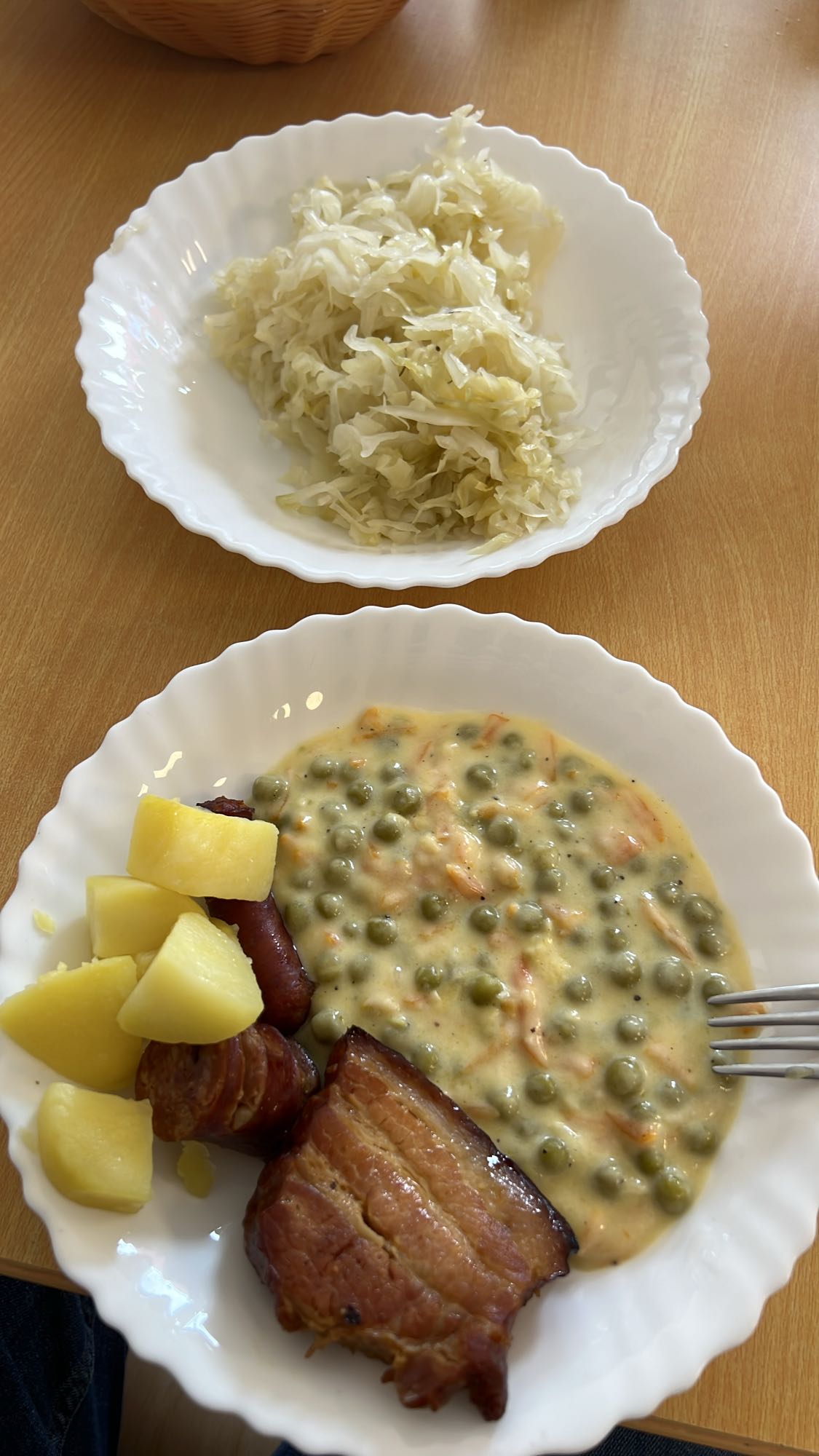 Mâncare cu mazăre, cartofi și varză