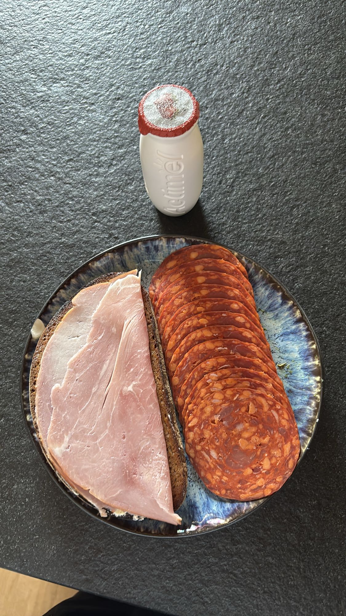 Brot mit Wurst und Joghurt