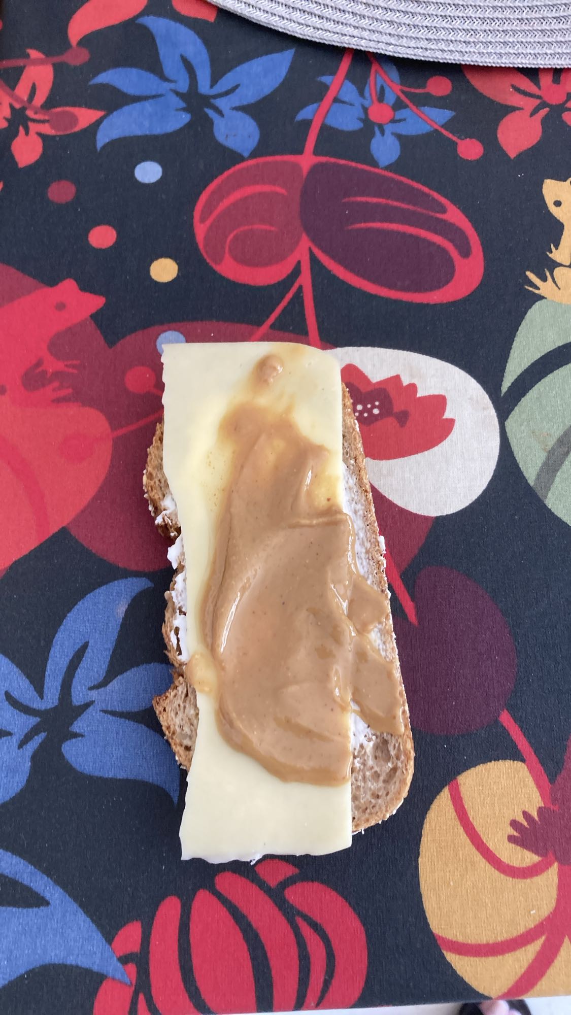 Smörgås med ost & jordnötssmör