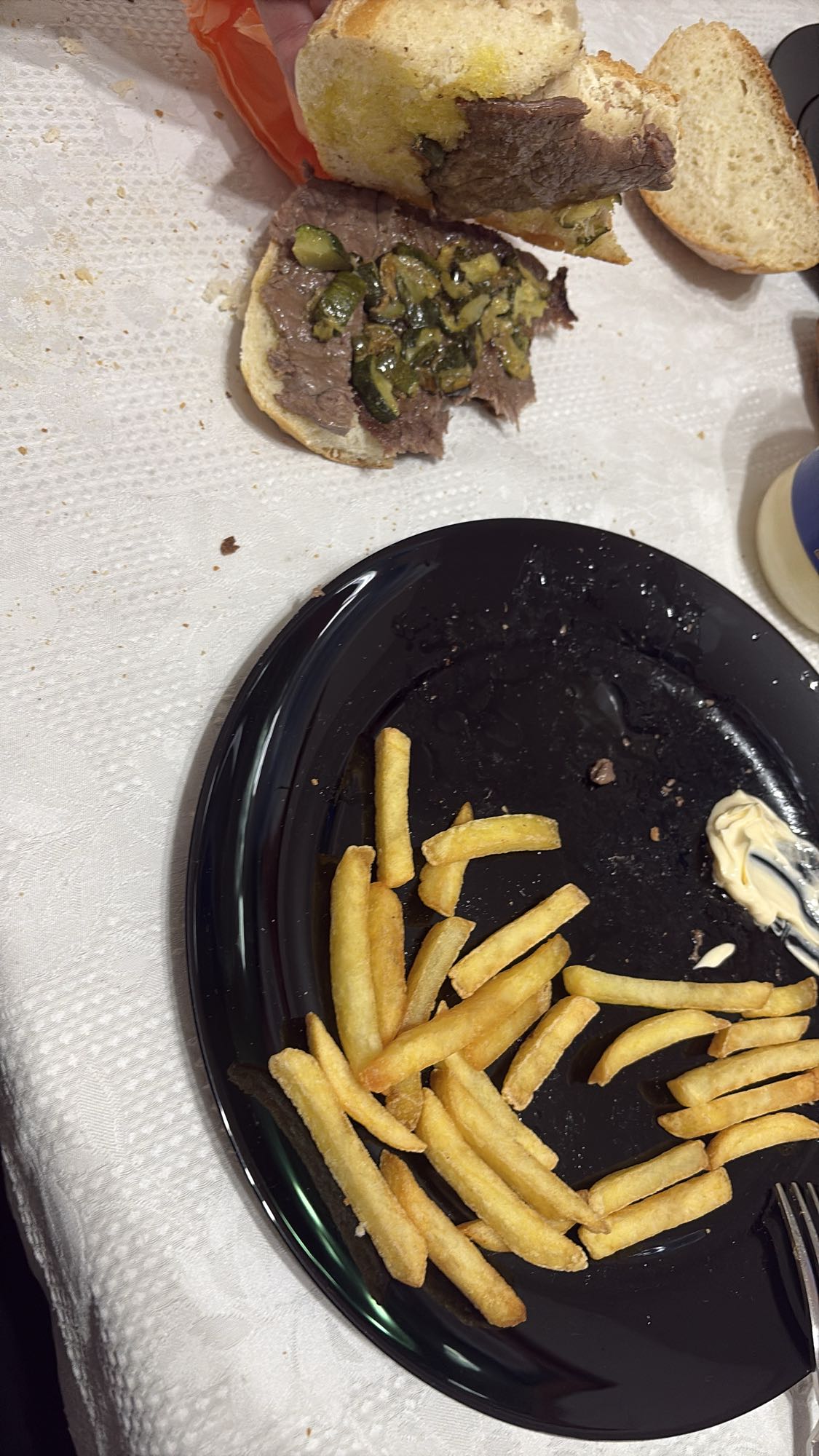 Bistec sandwich y papas fritas