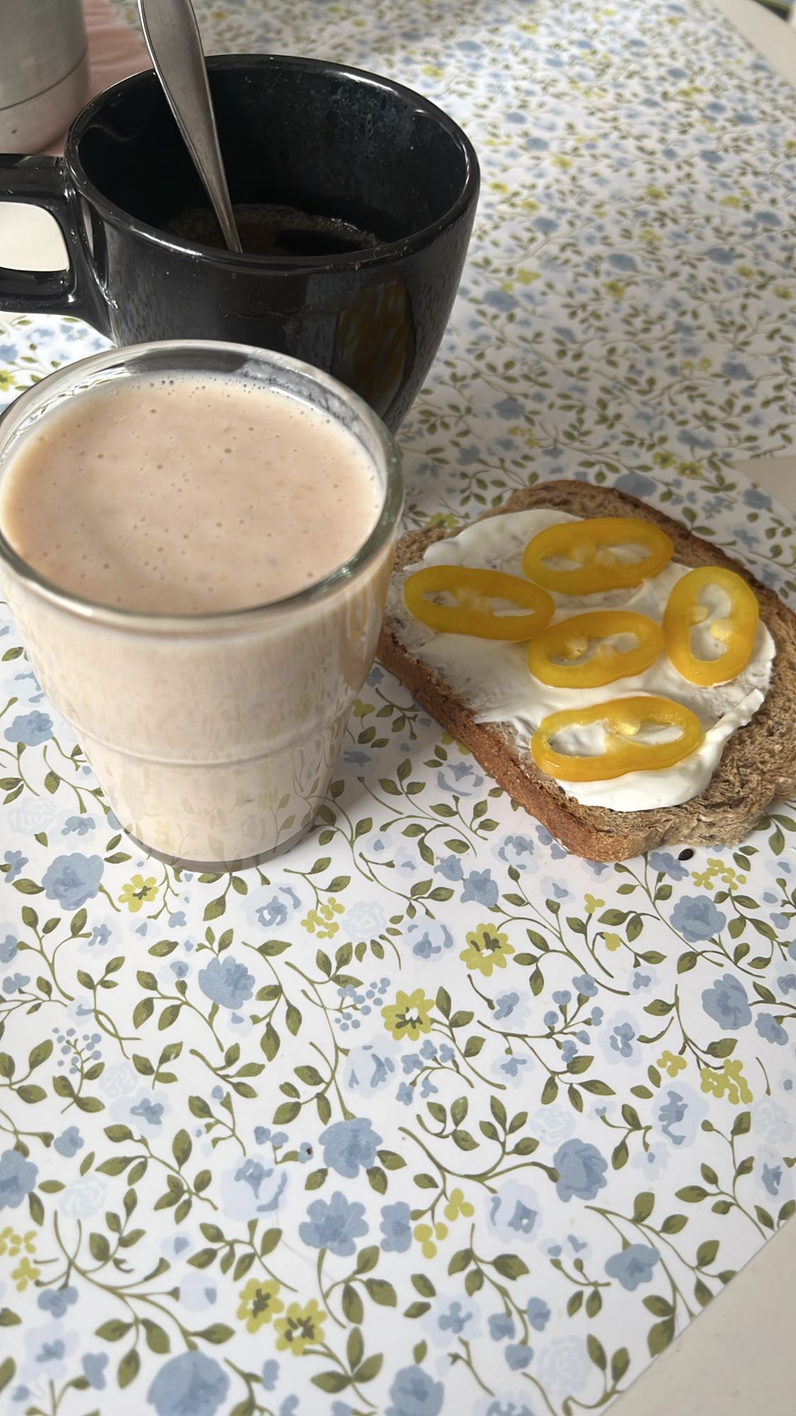Frukost med smoothie och smörgås