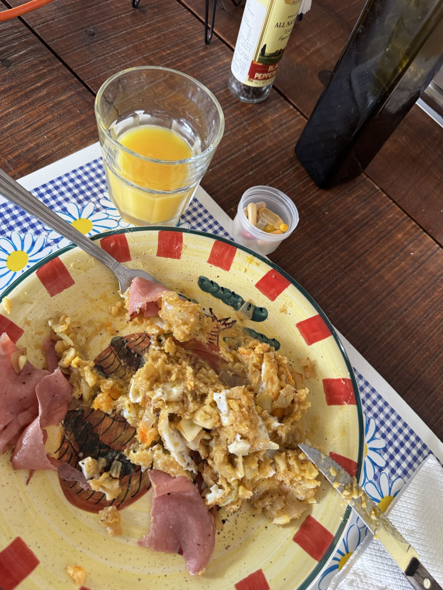 Huevos revueltos con jamón y jugo