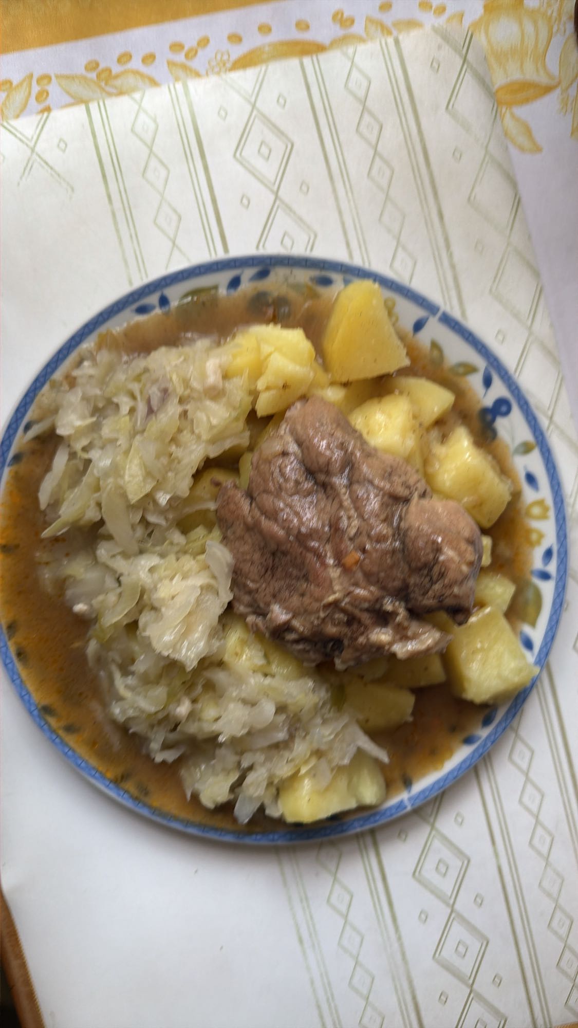 Gulasz z ziemniakami i kapustą