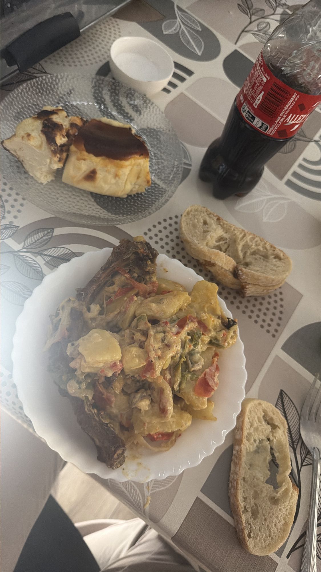 Запечённое мясо с овощами, хлеб, кола, пирог