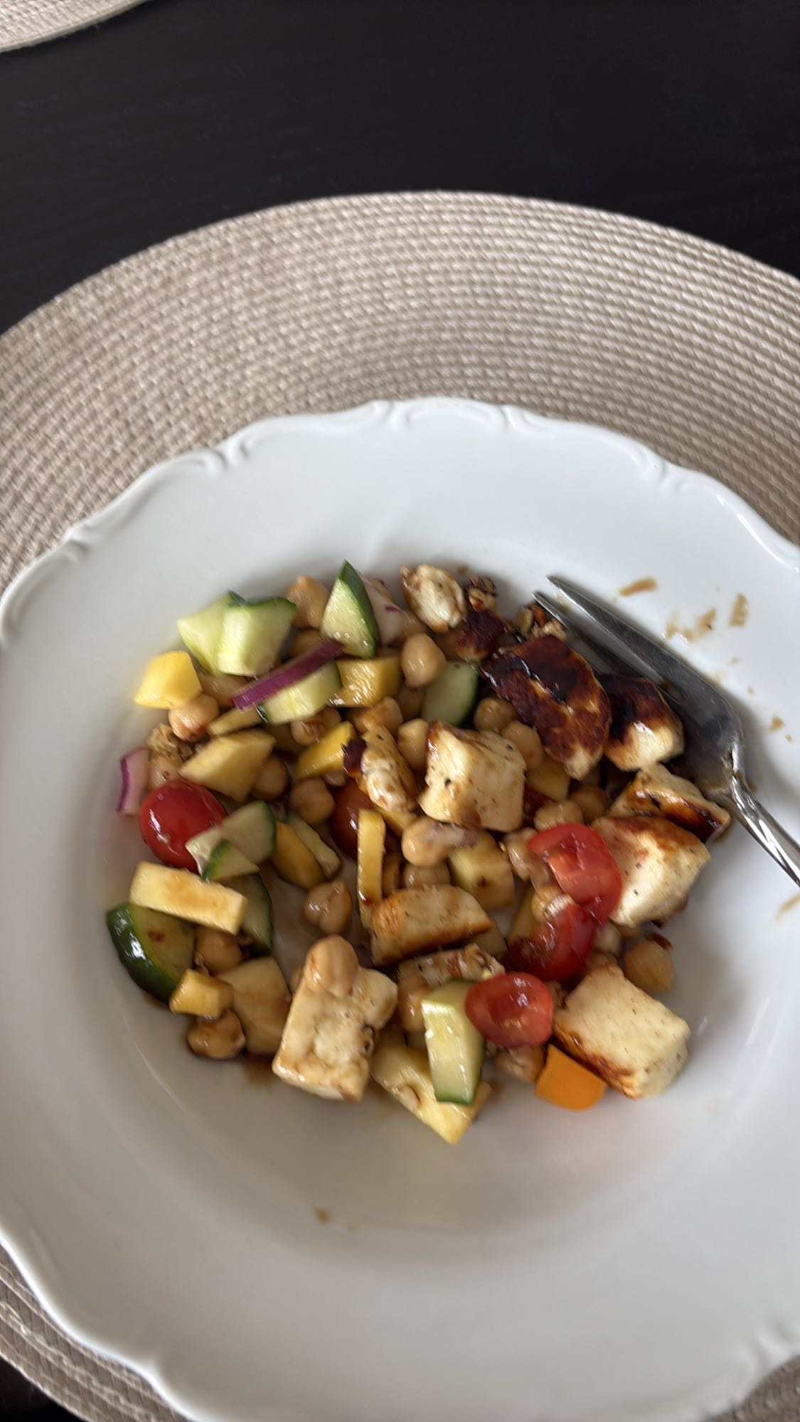 Halloumisallad med kikärtor