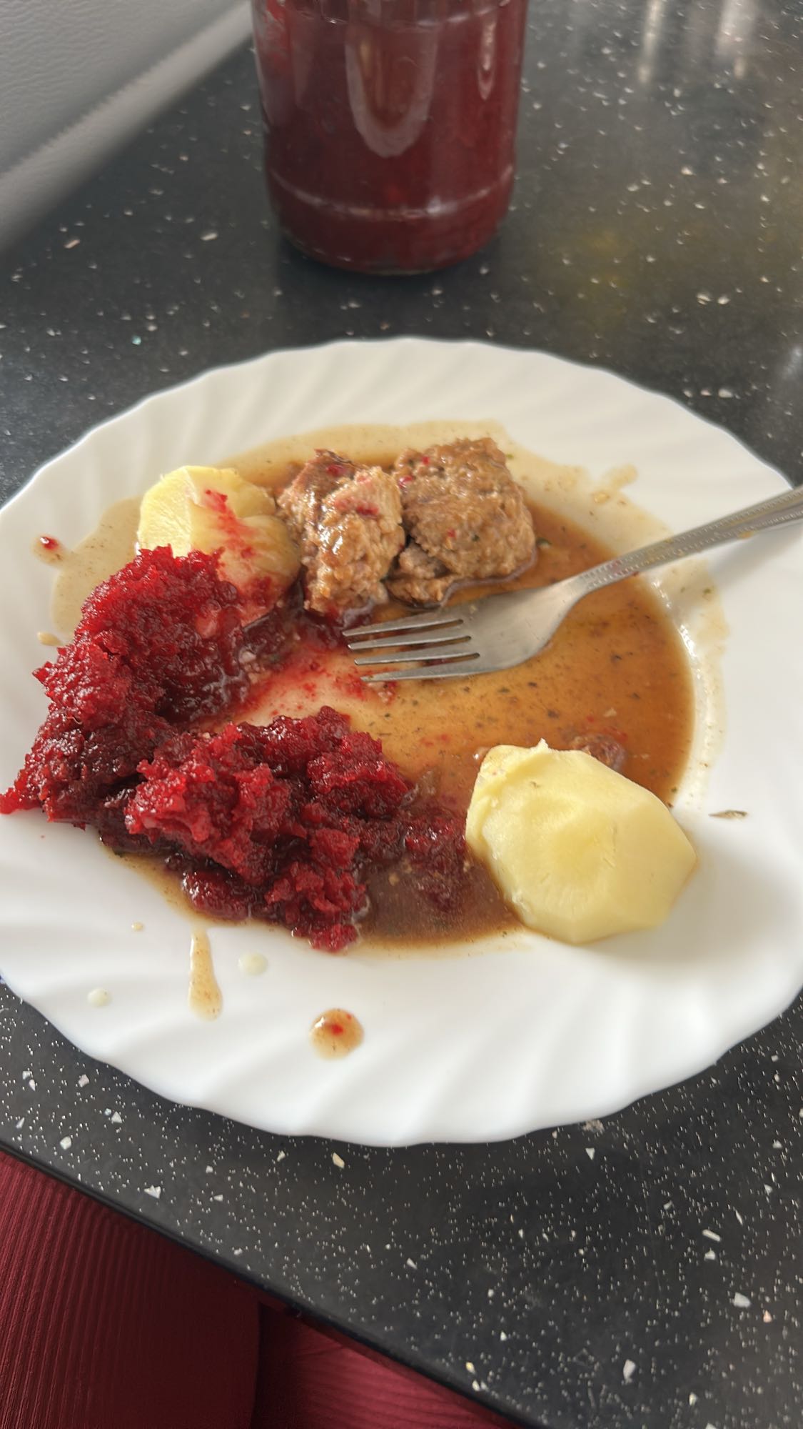 Gulasz z ziemniakami i buraczkami