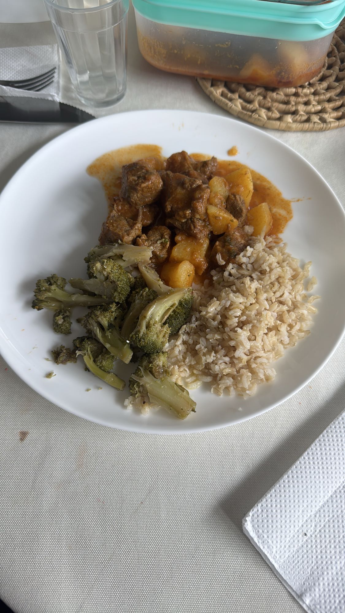 Carne ensopada com arroz e brócolis