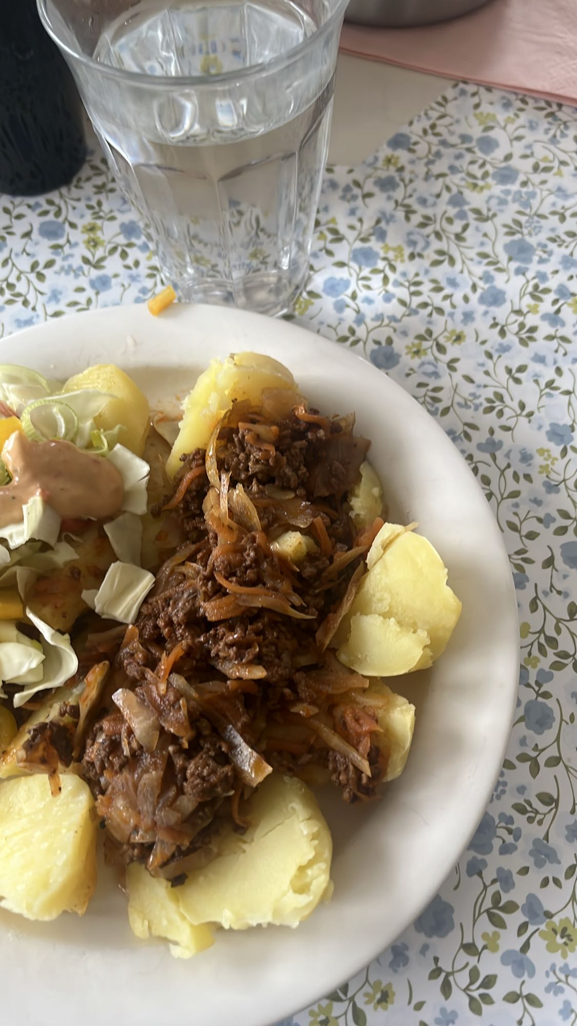 Köttfärs med potatis och sallad
