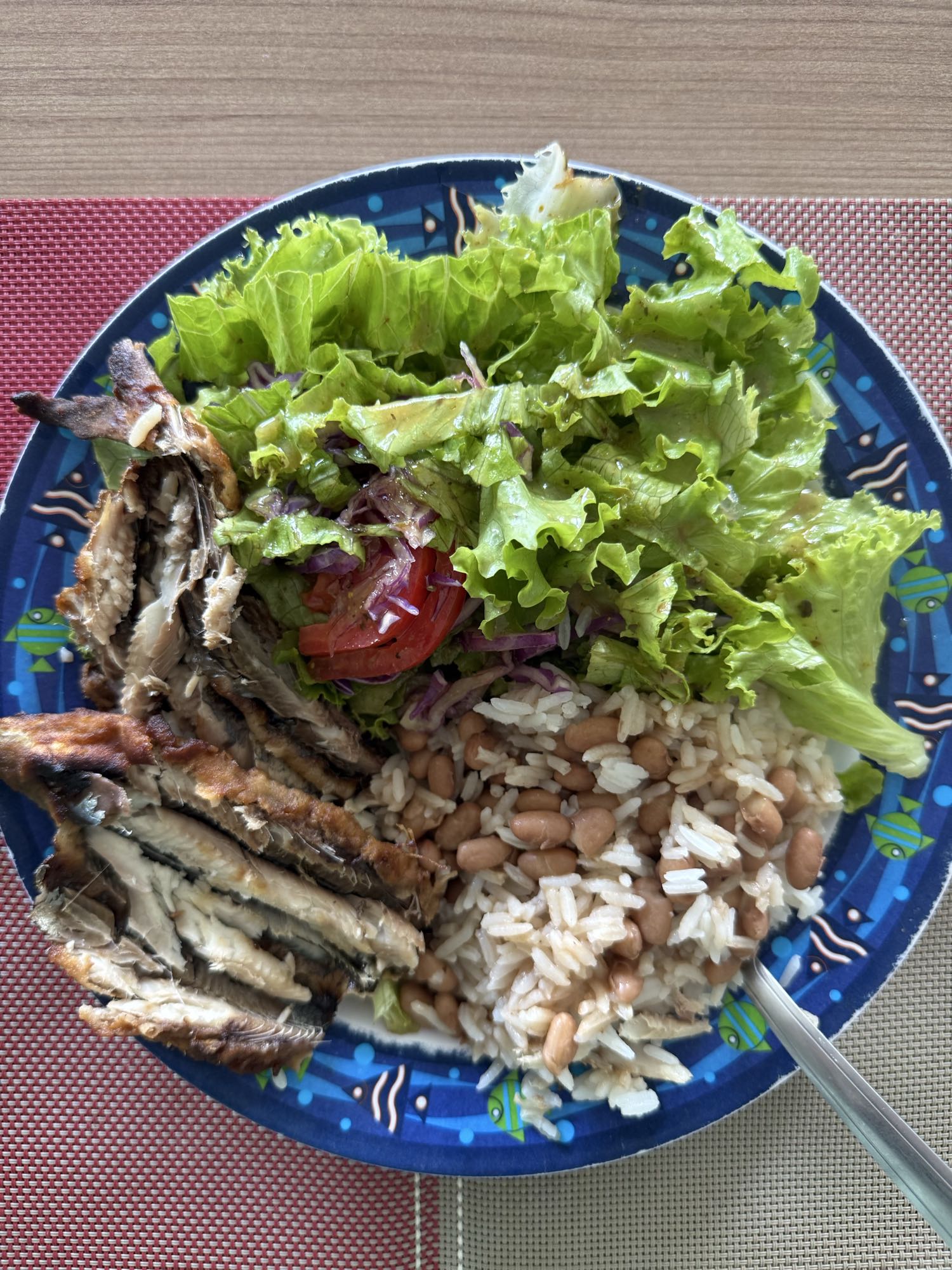 Peixe, arroz, feijão e salada