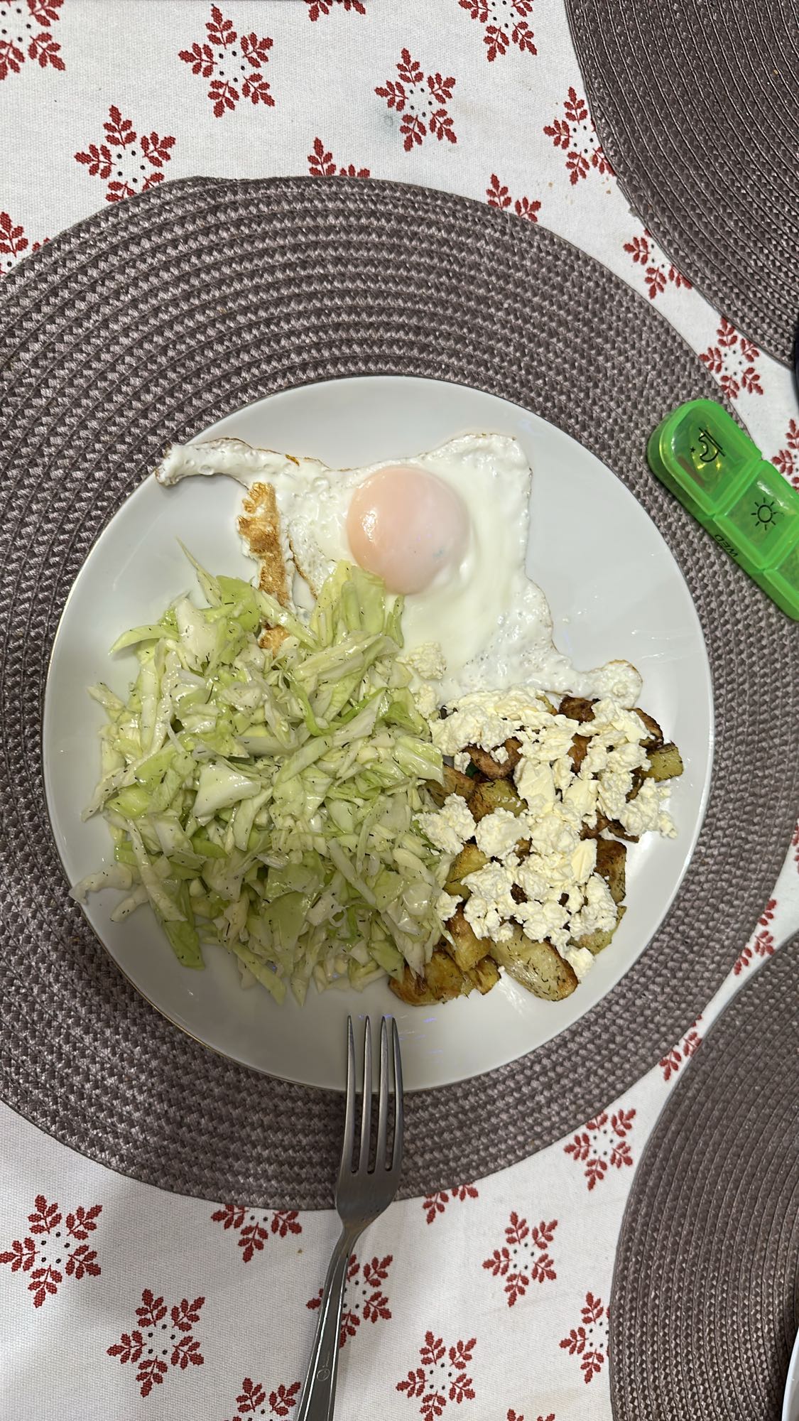 Ou prăjit cu cartofi, brânză și salată