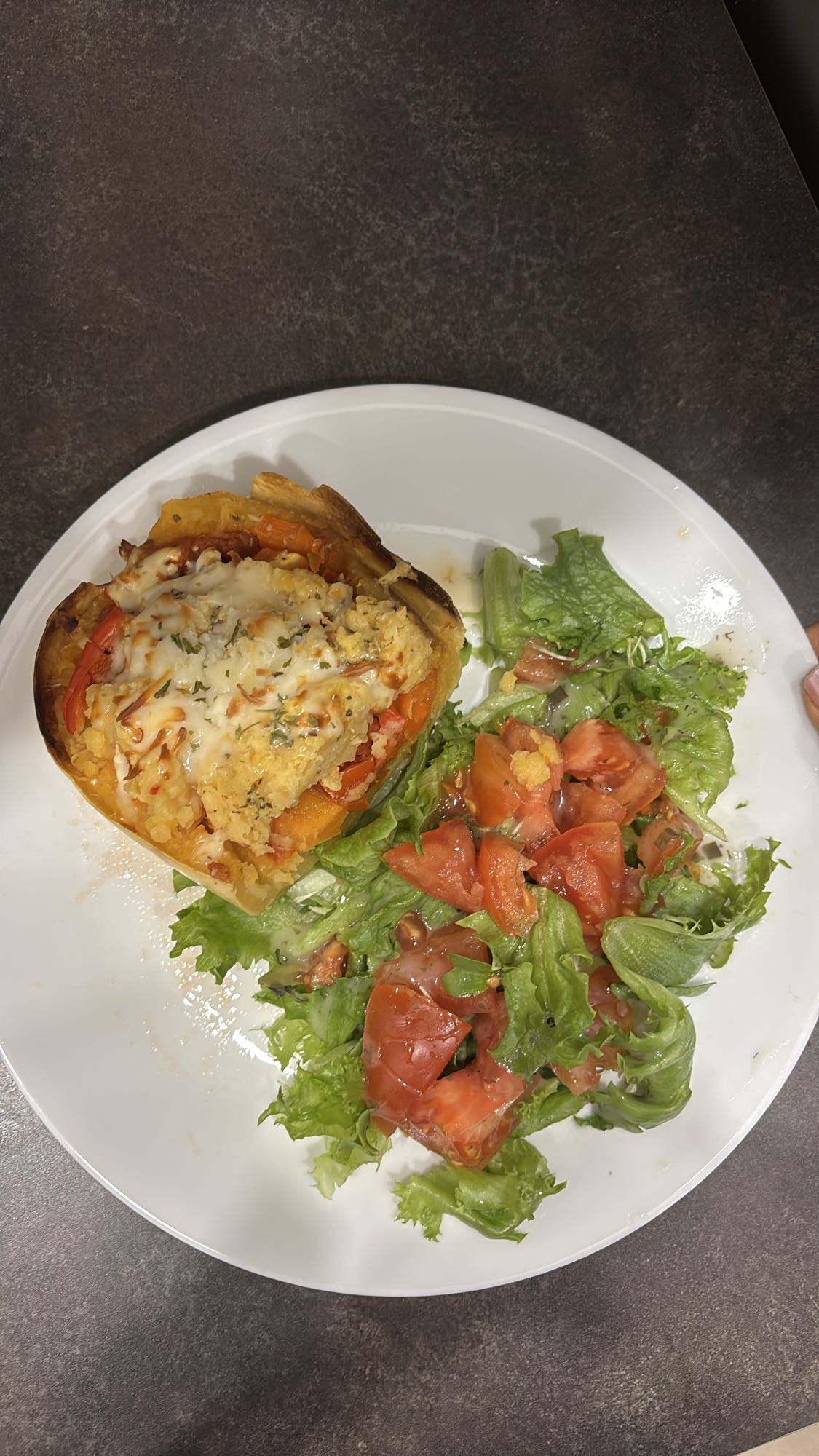 Courge farcie et salade