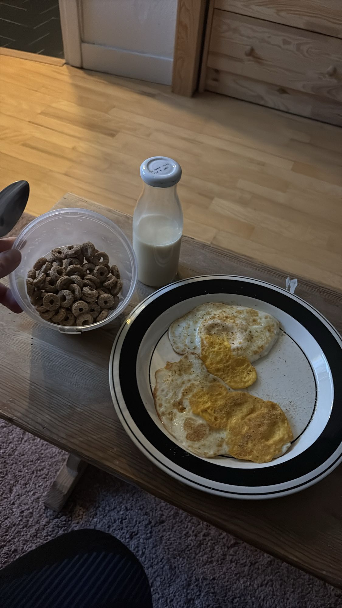 Frukost med ägg och flingor