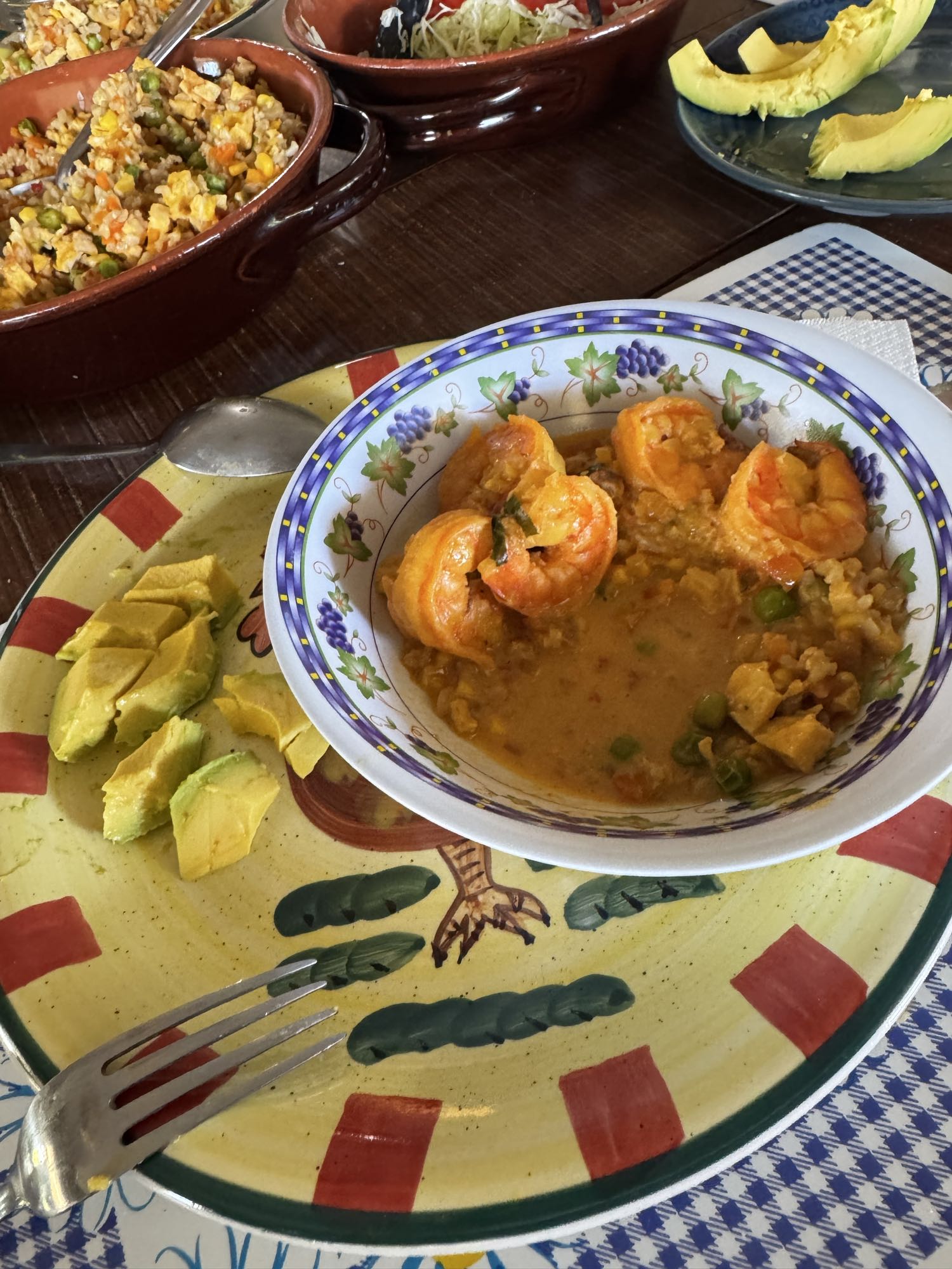 arroz con camarones y aguacate