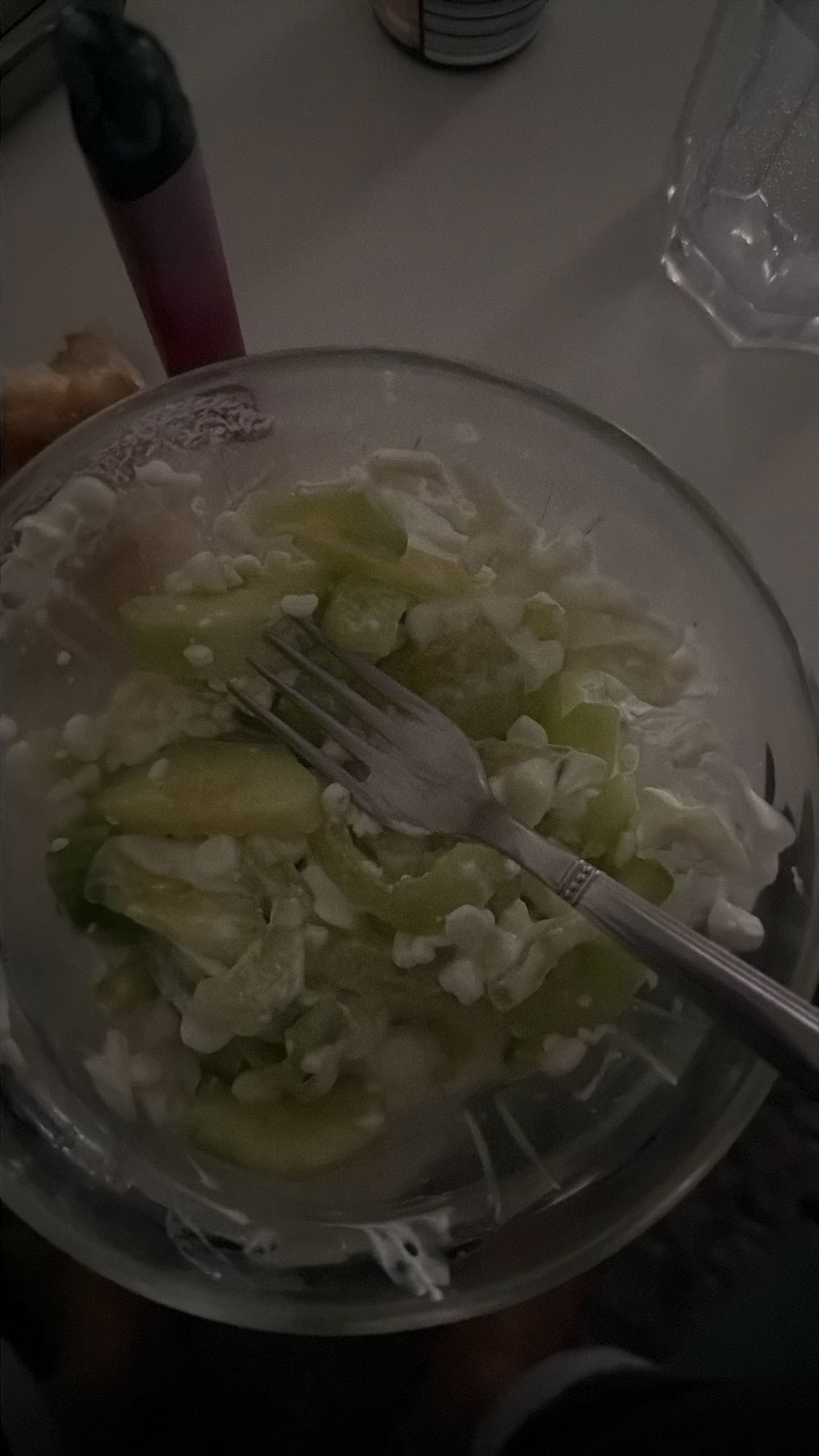 Komkommer hüttenkäse salade