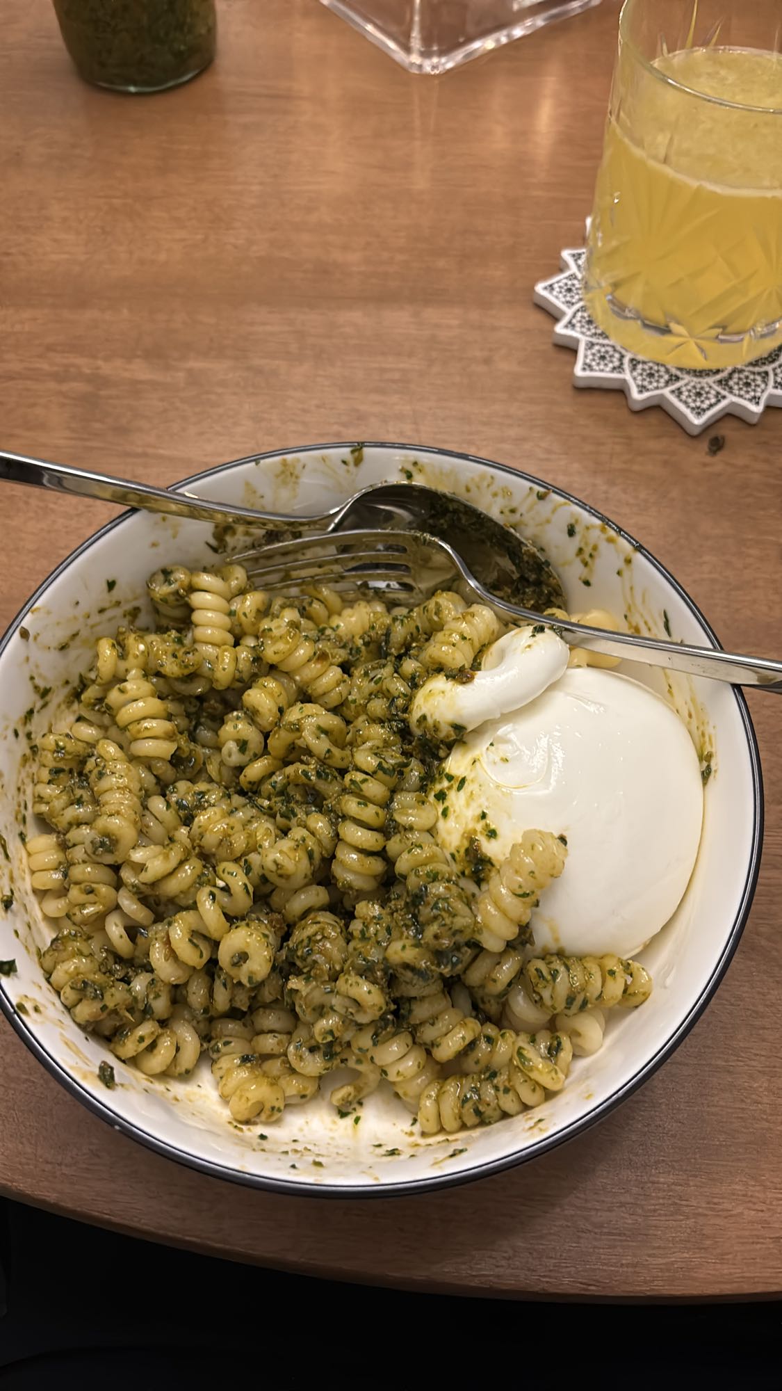 Pasta met pesto en burrata
