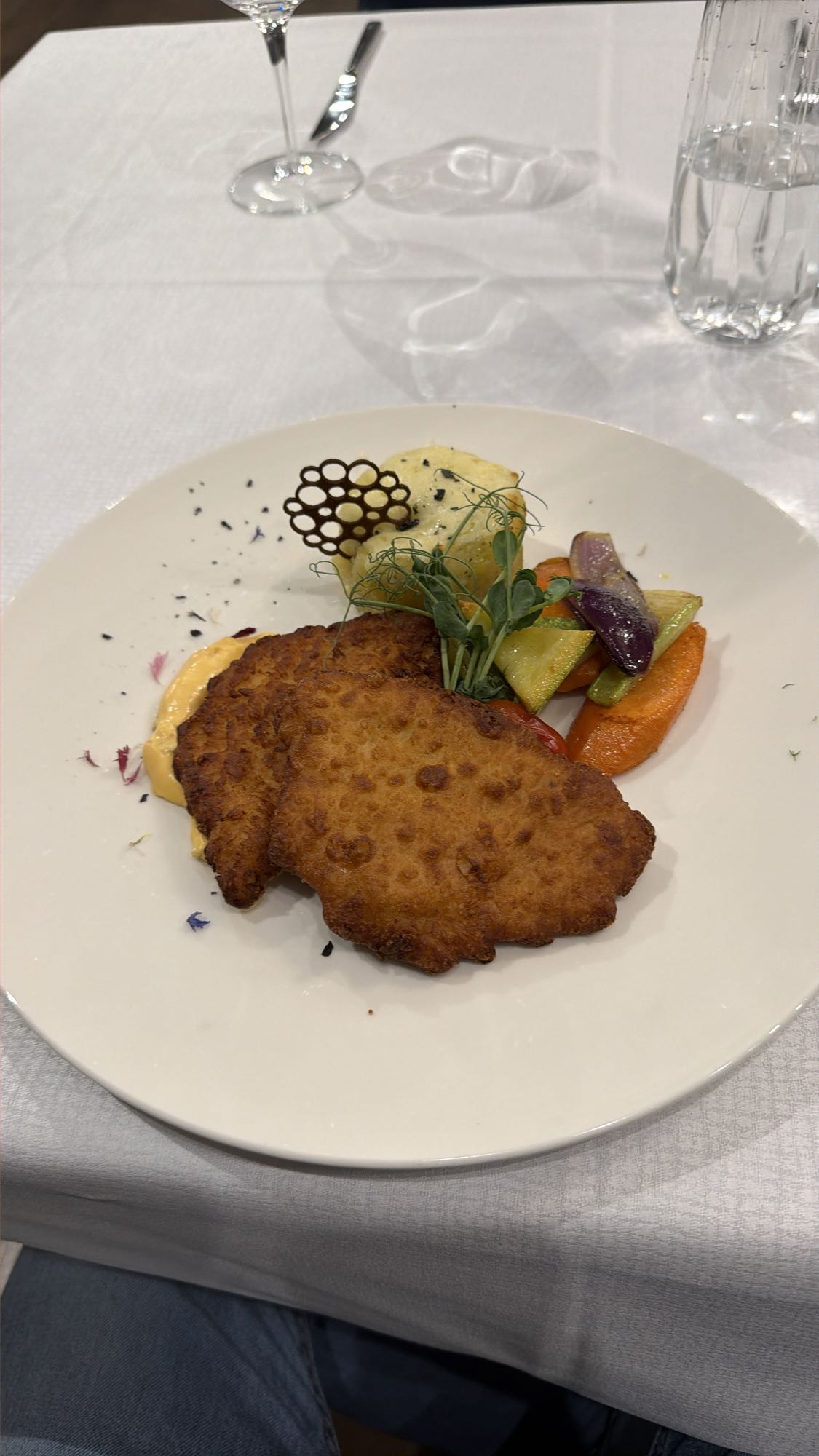 Smażony kotlet z warzywami