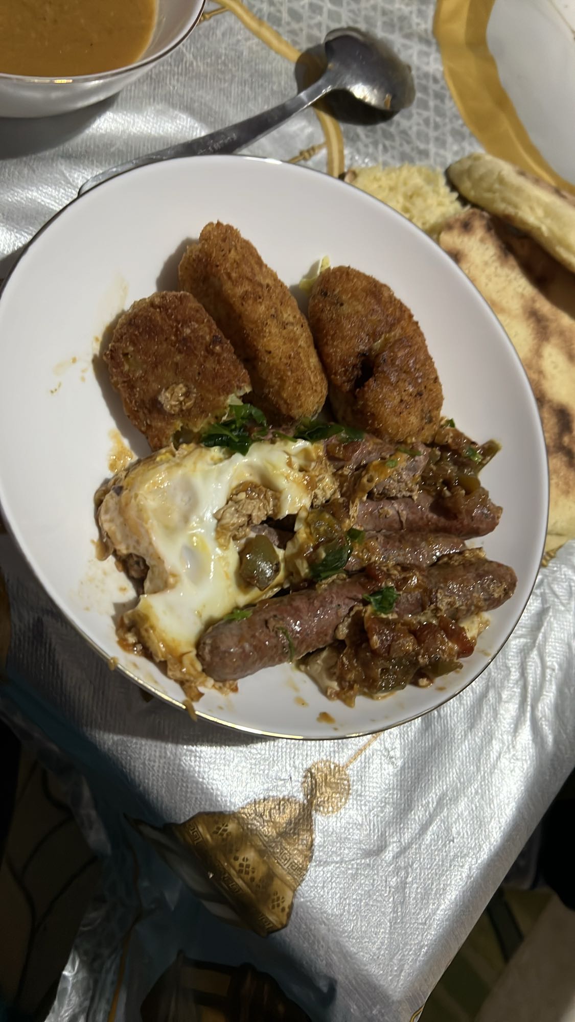 Kefta, œuf et croquettes