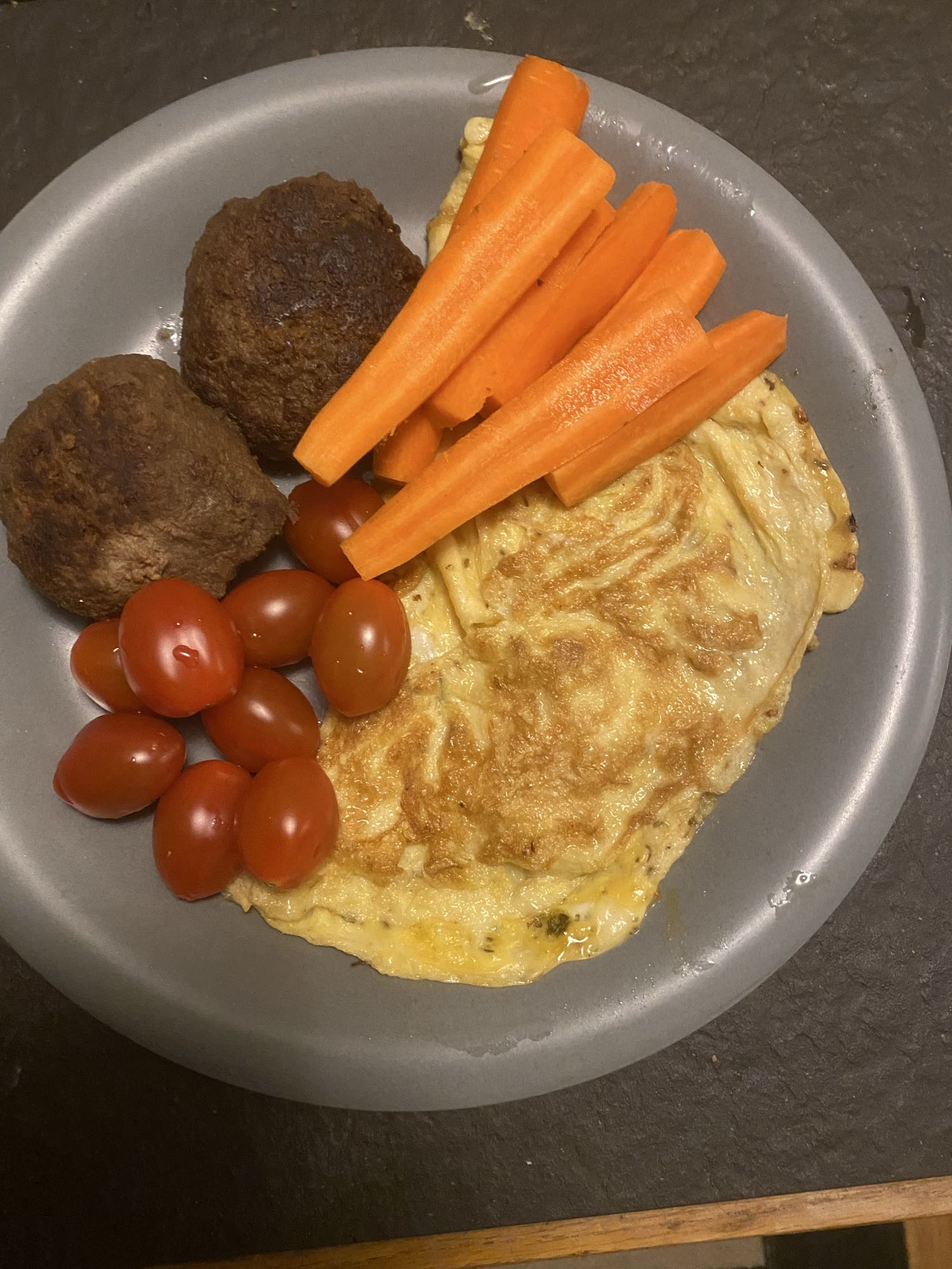 Omelett med köttbullar och grönsaker