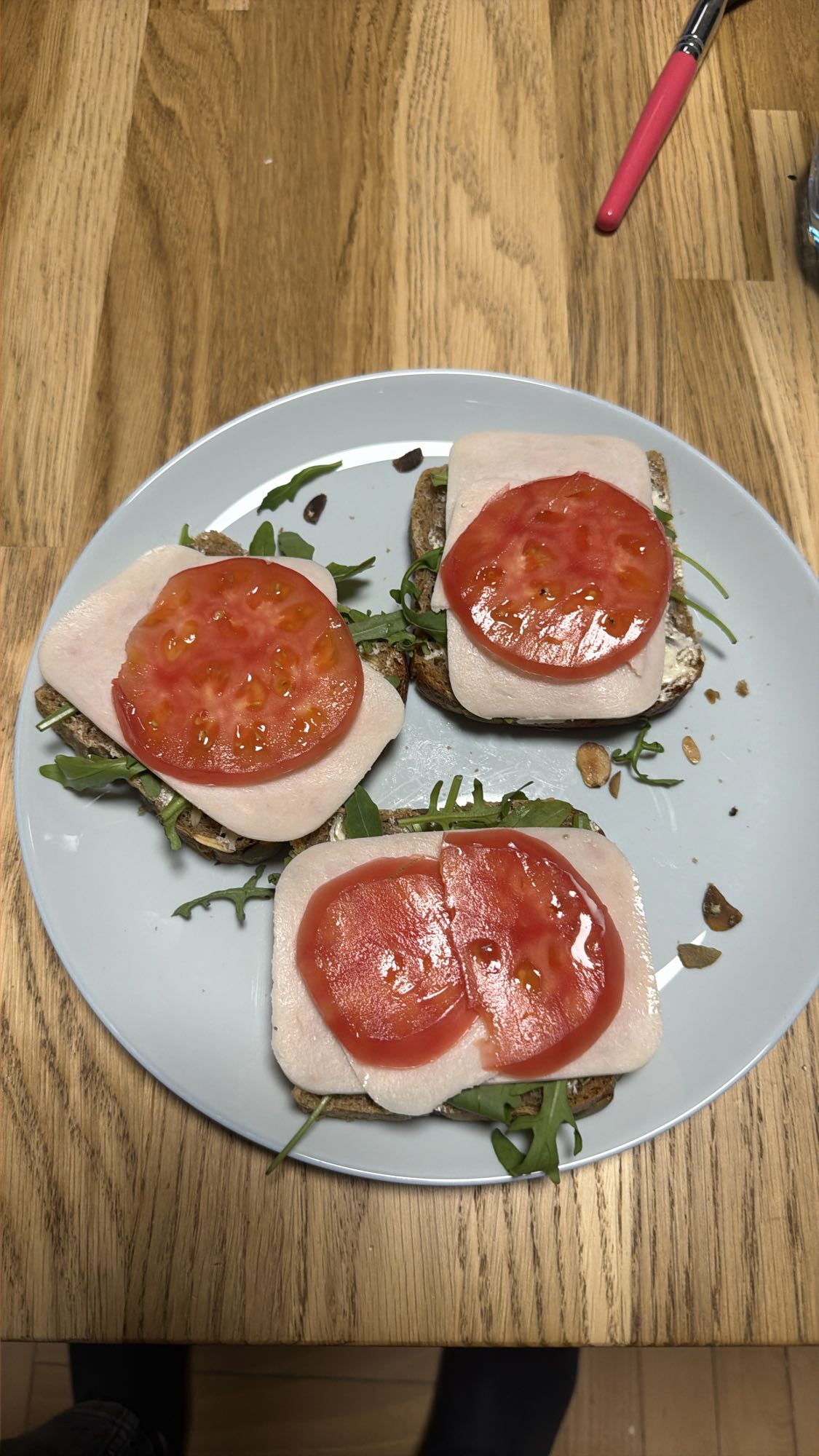 Kanapki z szynką i pomidorem