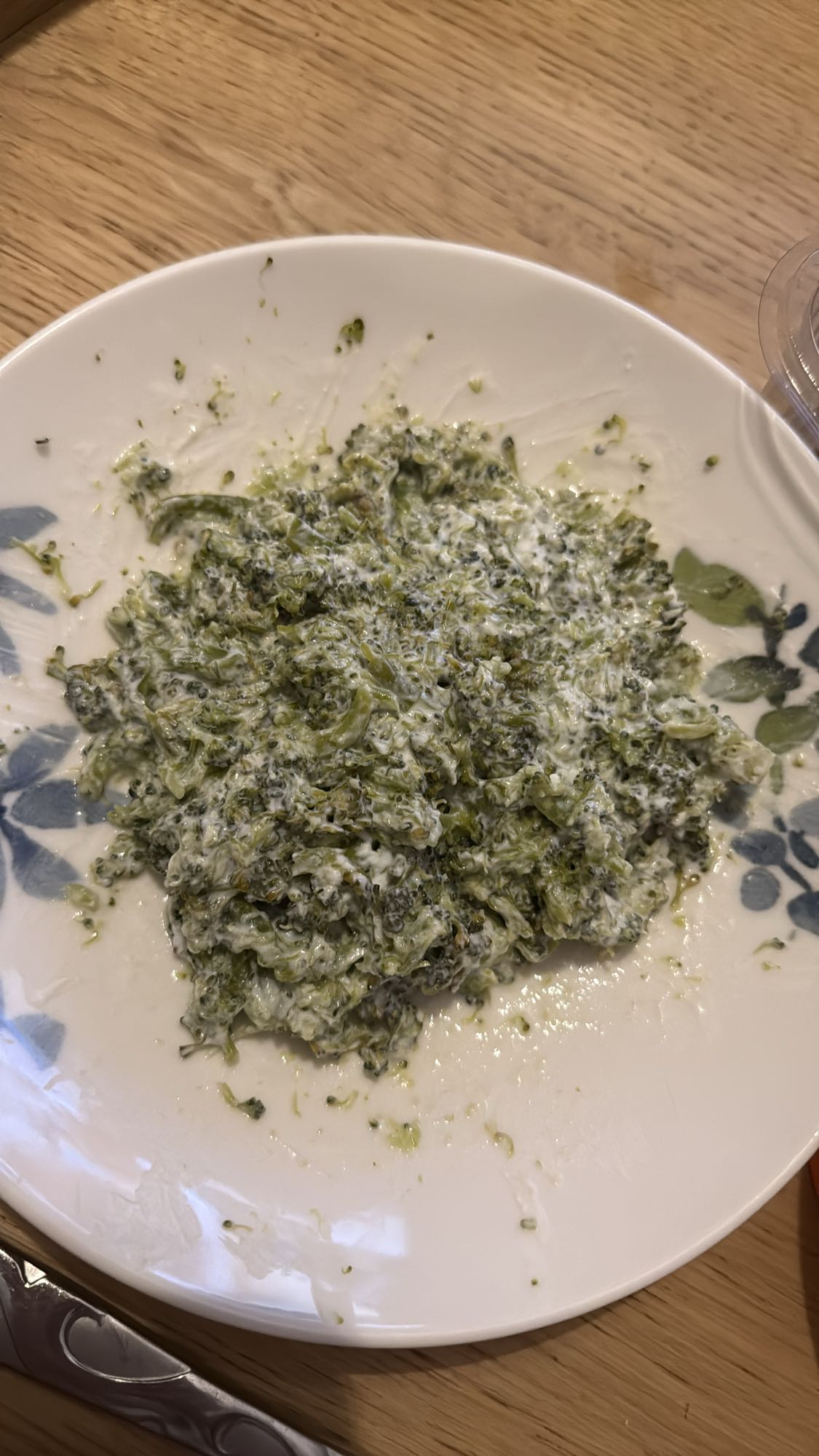 Yoğurtlu brokoli salatası