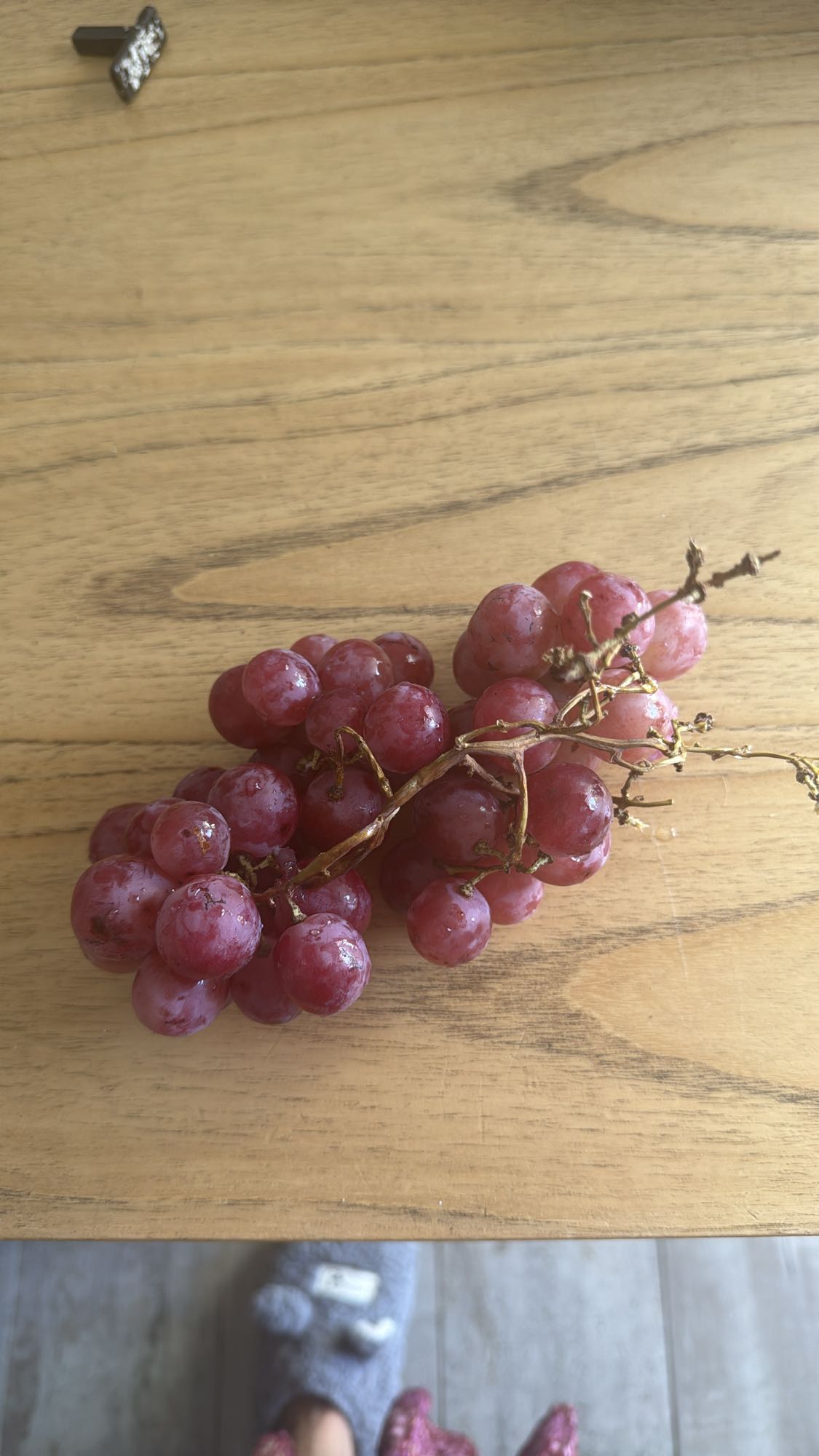uvas rojas frescas