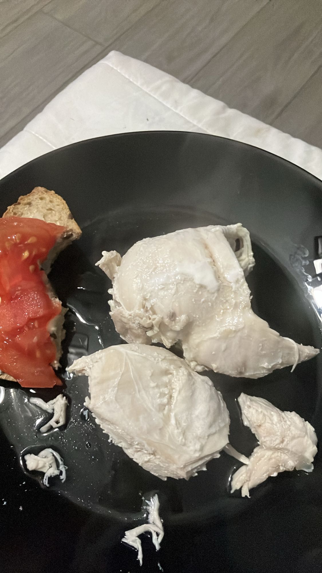 Pierś z kurczaka z chlebem i pomidorem