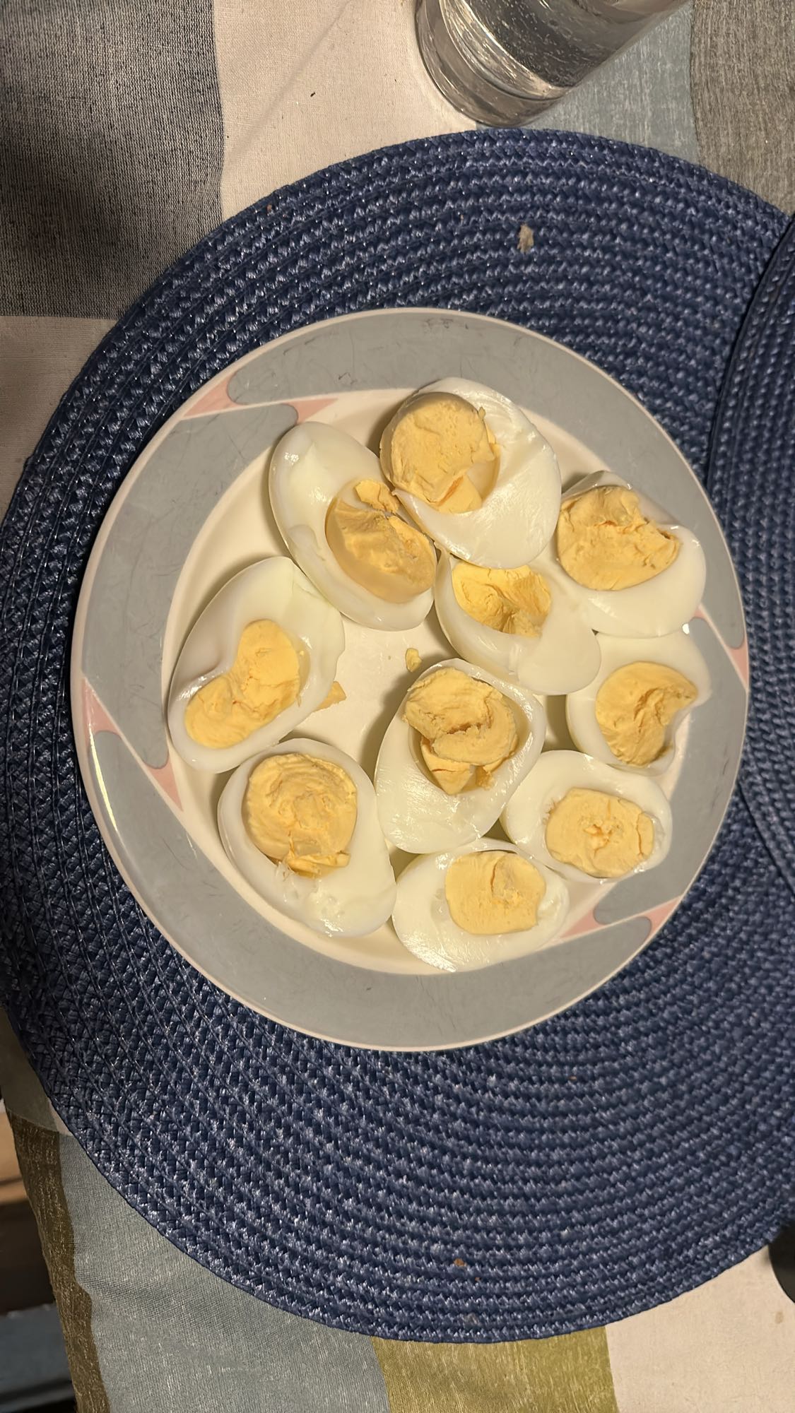 Kokta ägg på fat