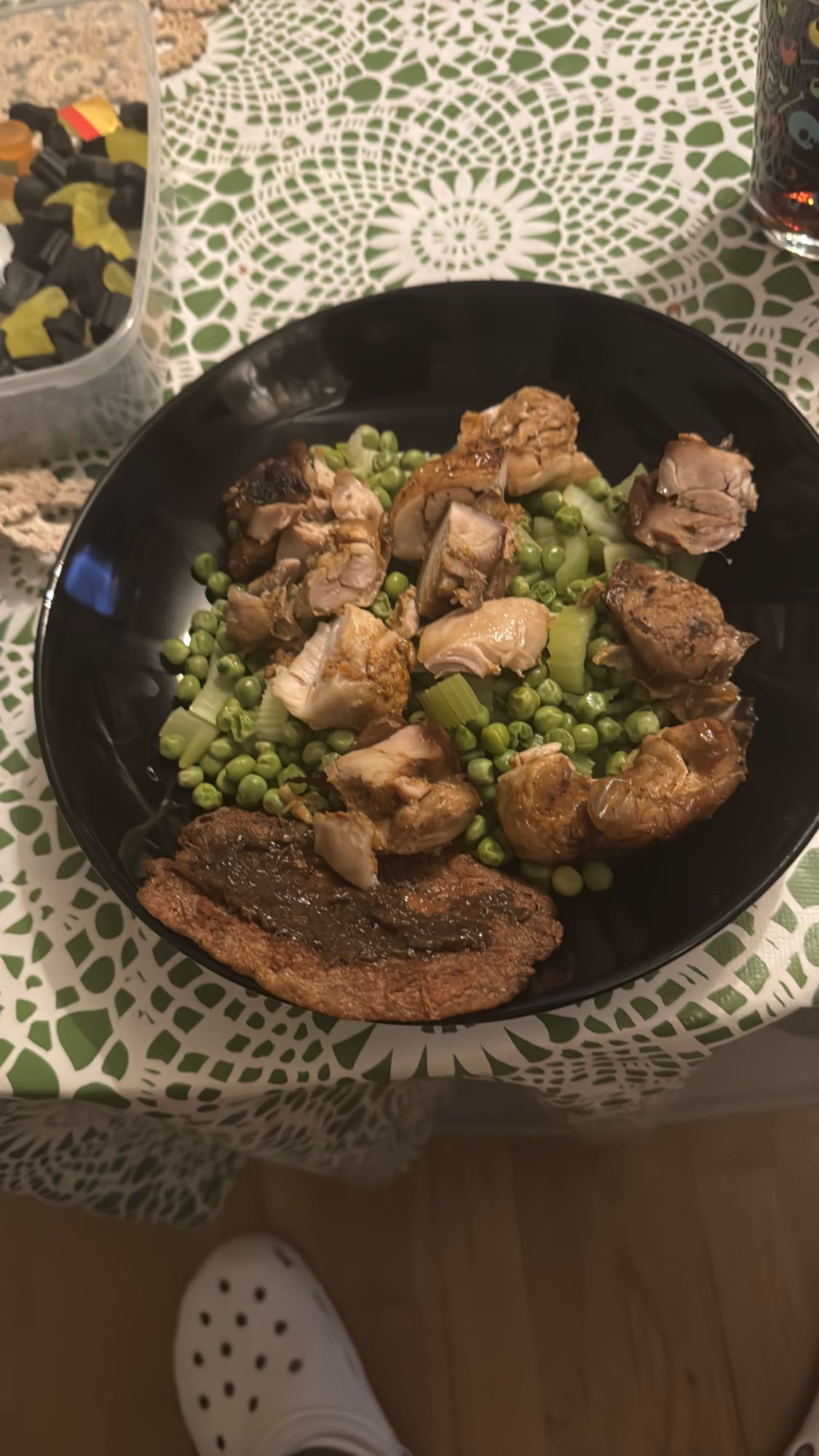 Kyckling med ärtor och svamp