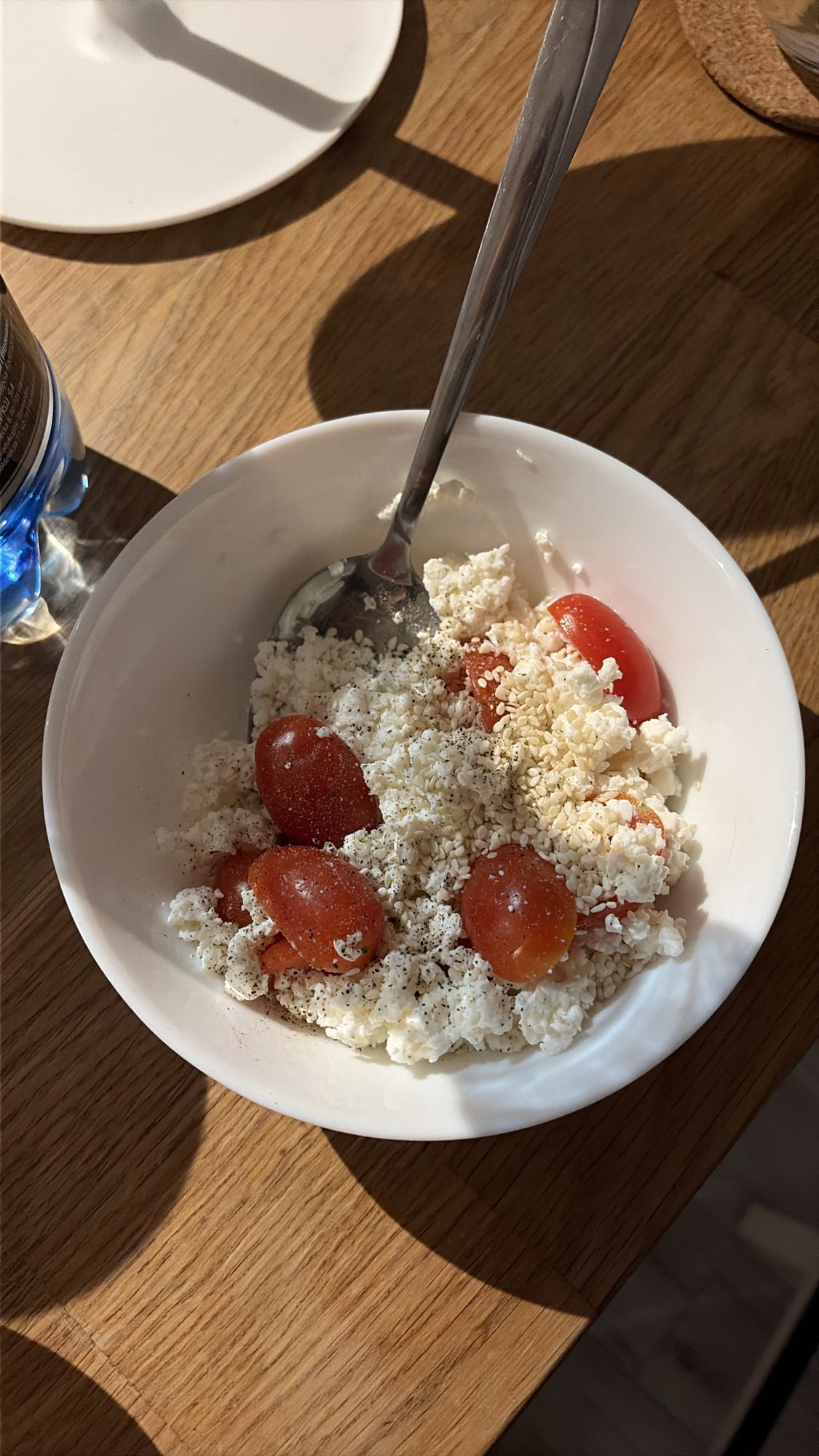 Творог с помидорами и кунжутом