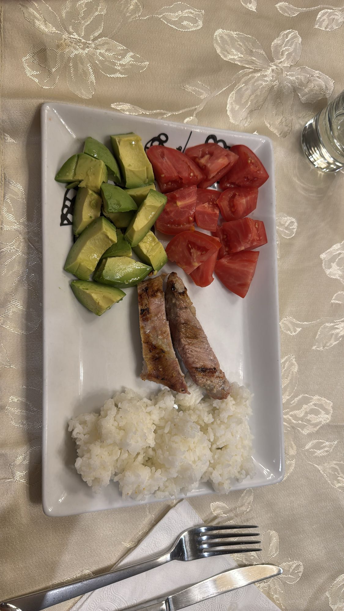 Plato de arroz, carne y verduras