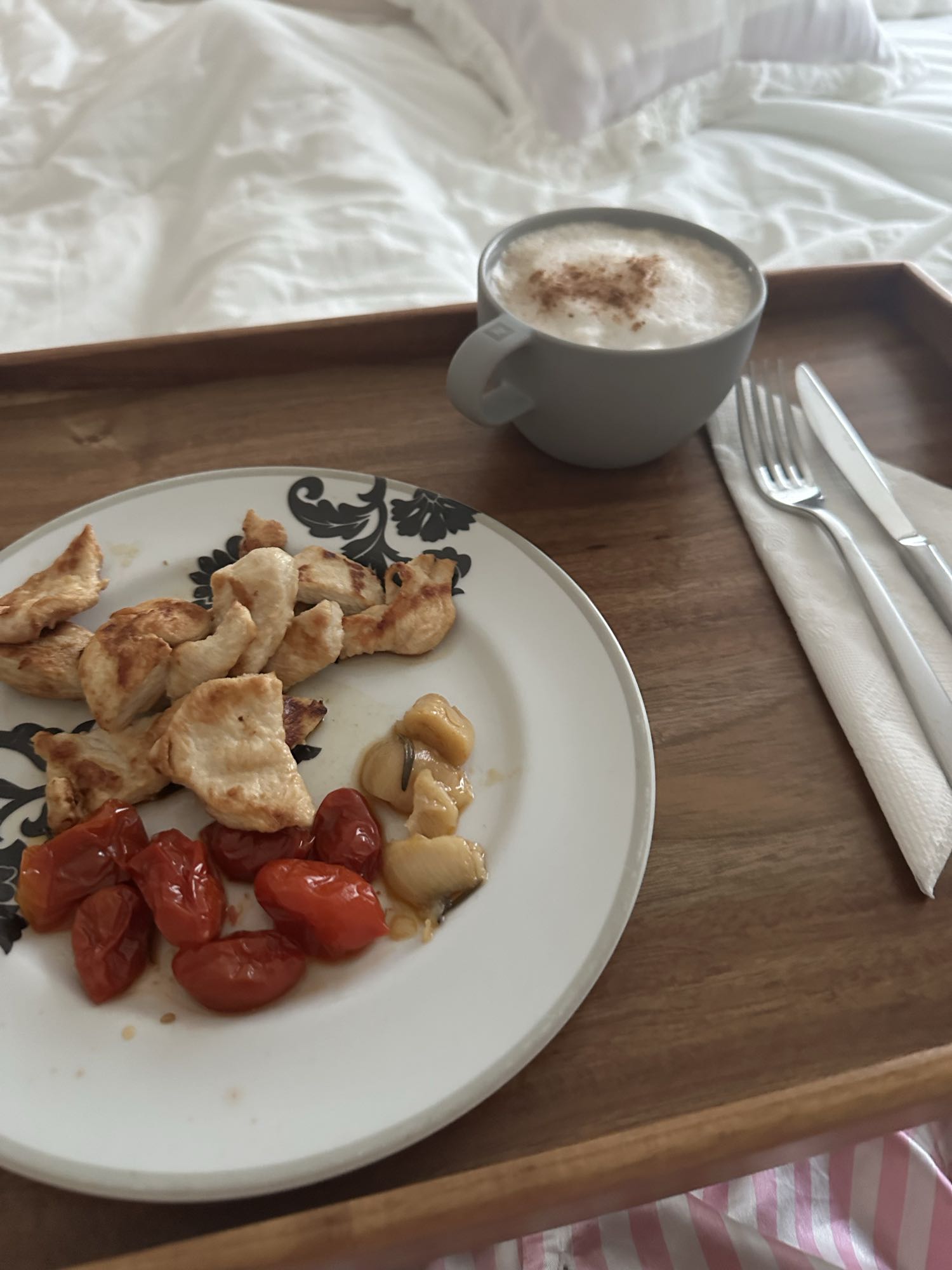 Pollo con tomates y café