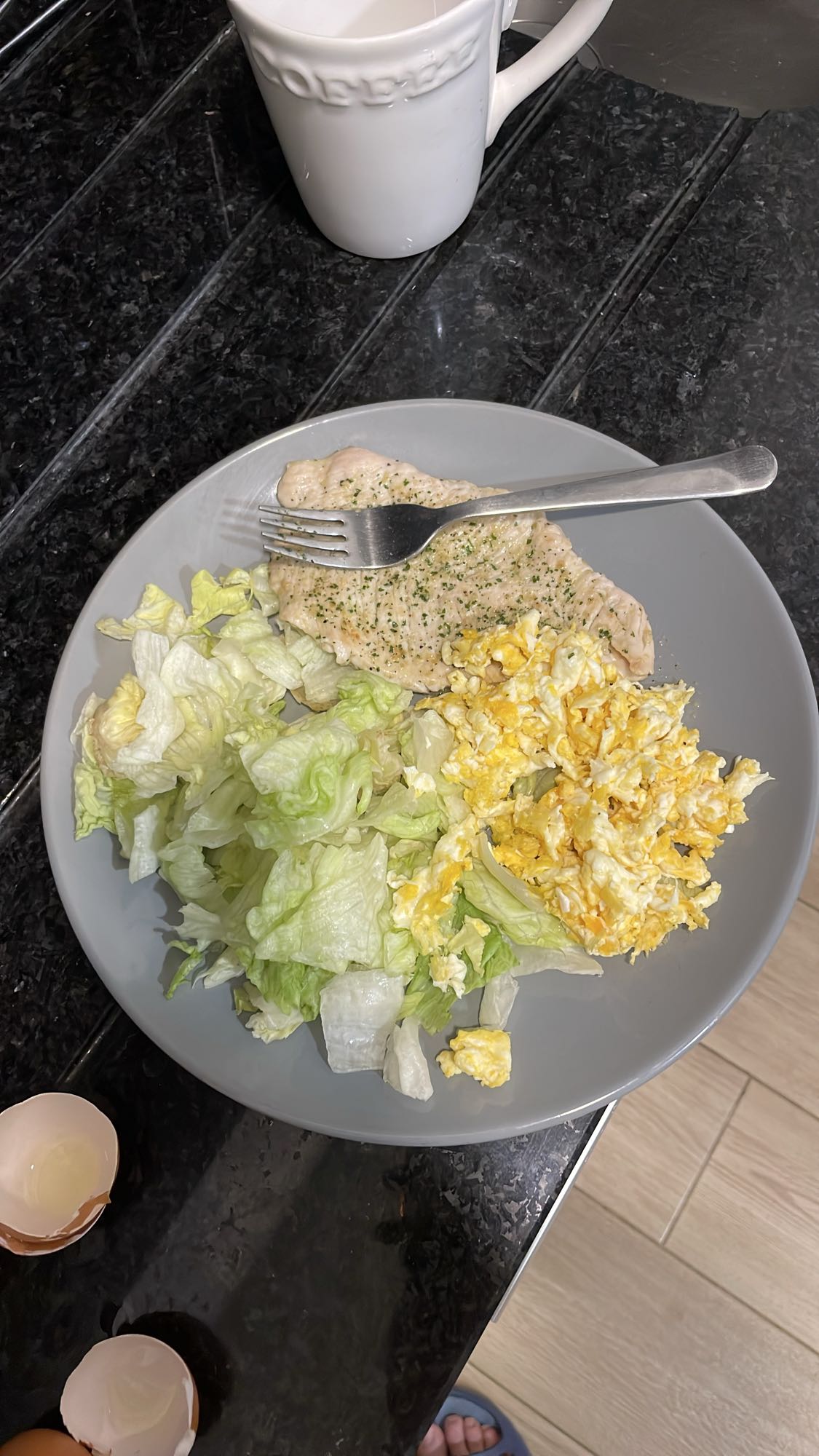 Pollo, huevo y ensalada