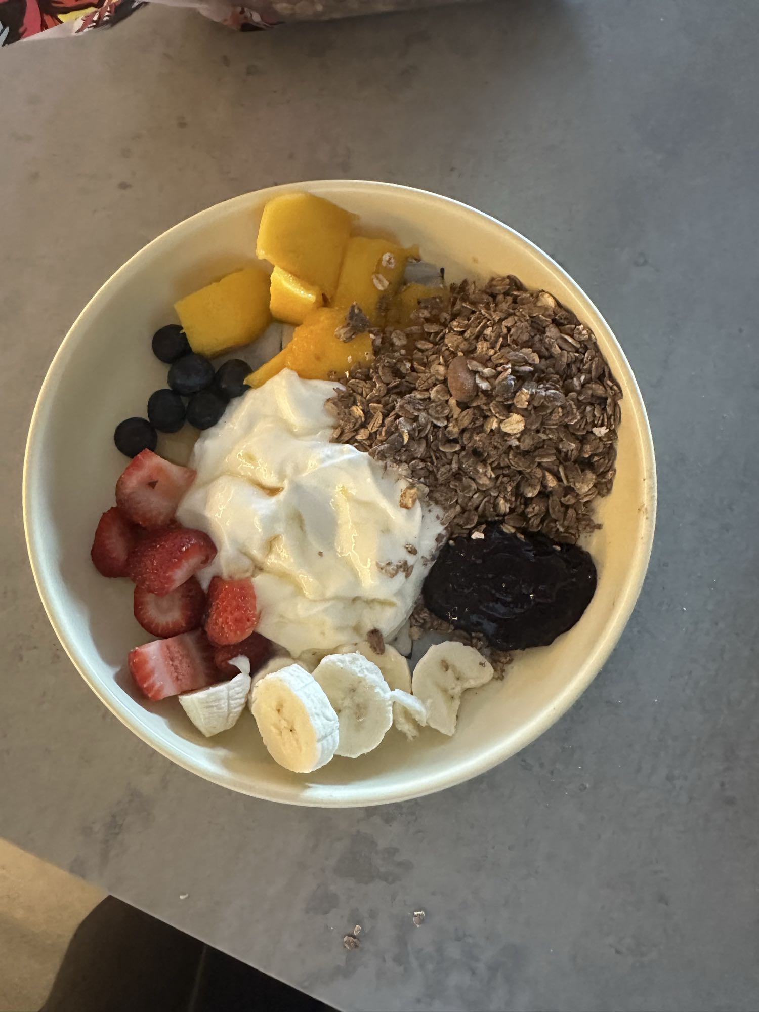 Tazón de yogur y frutas